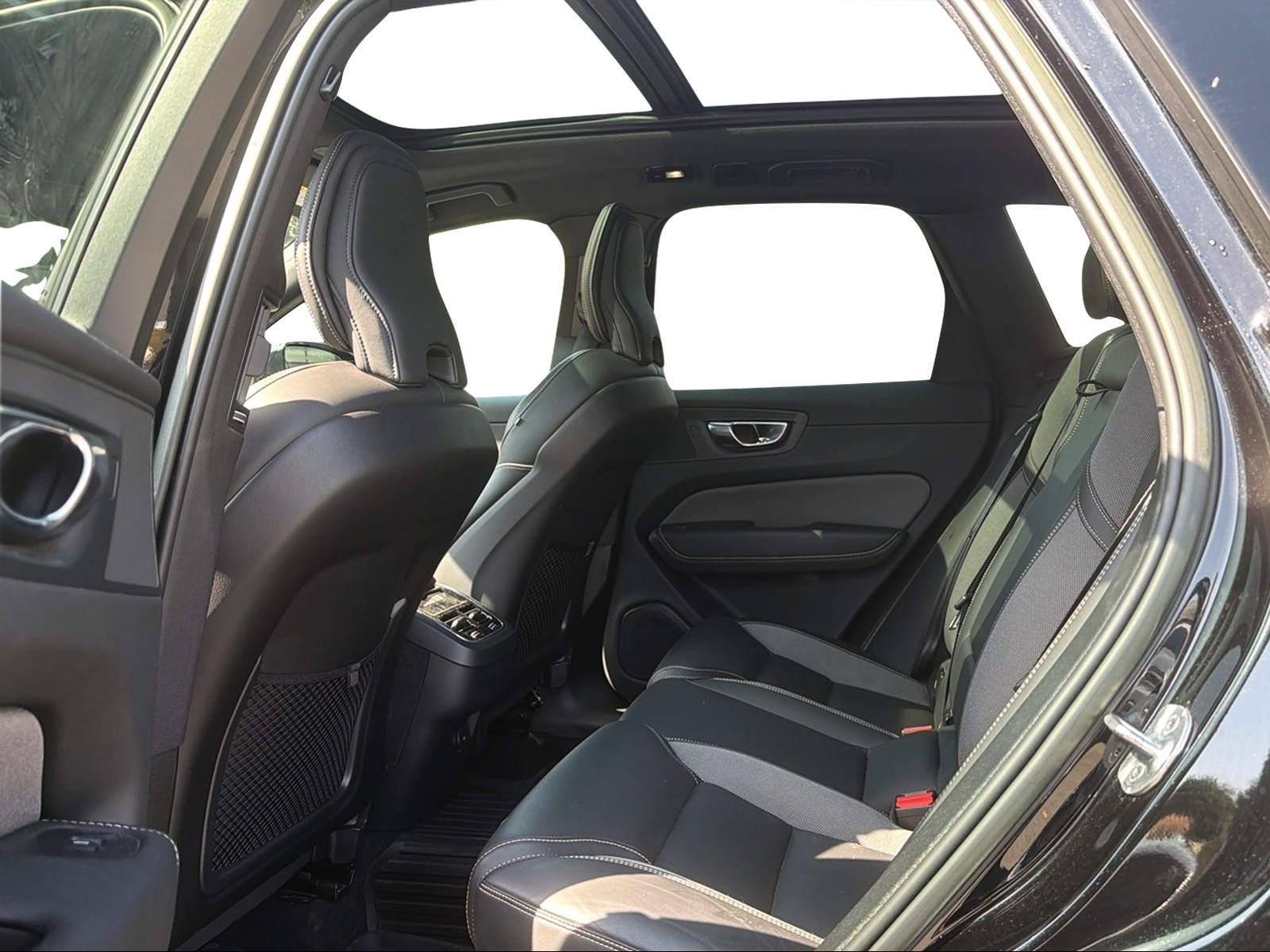 VOLVO XC60 2.0 B5 MH Ultimate Dark AWD-image-12