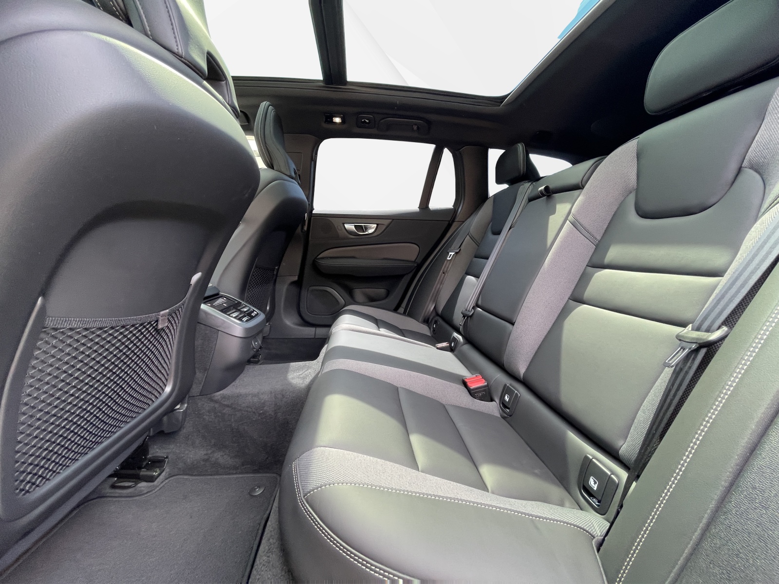 VOLVO V60 2.0 B5 Ultimate Dark AWD-image-13