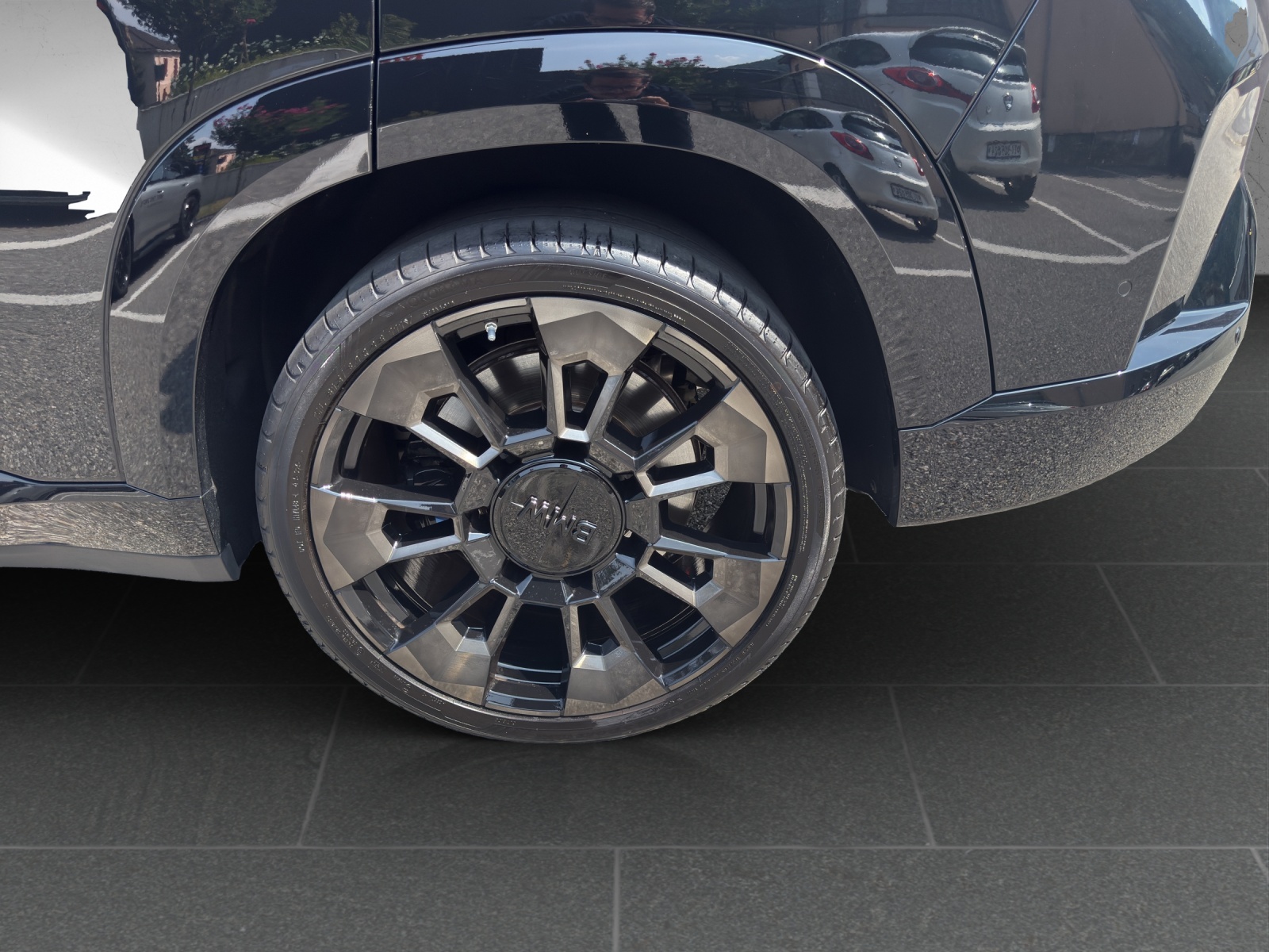 BMW XM xDrive 50e PHEV Steptronic-image-11