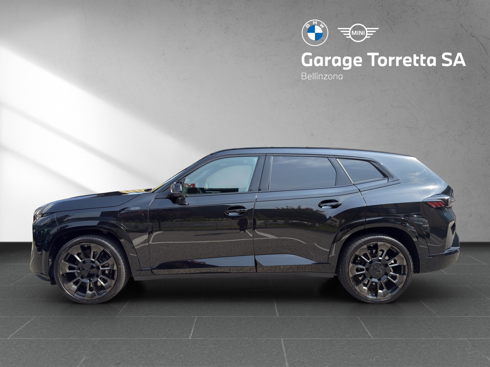 BMW XM xDrive 50e PHEV Steptronic-showroom-element-1