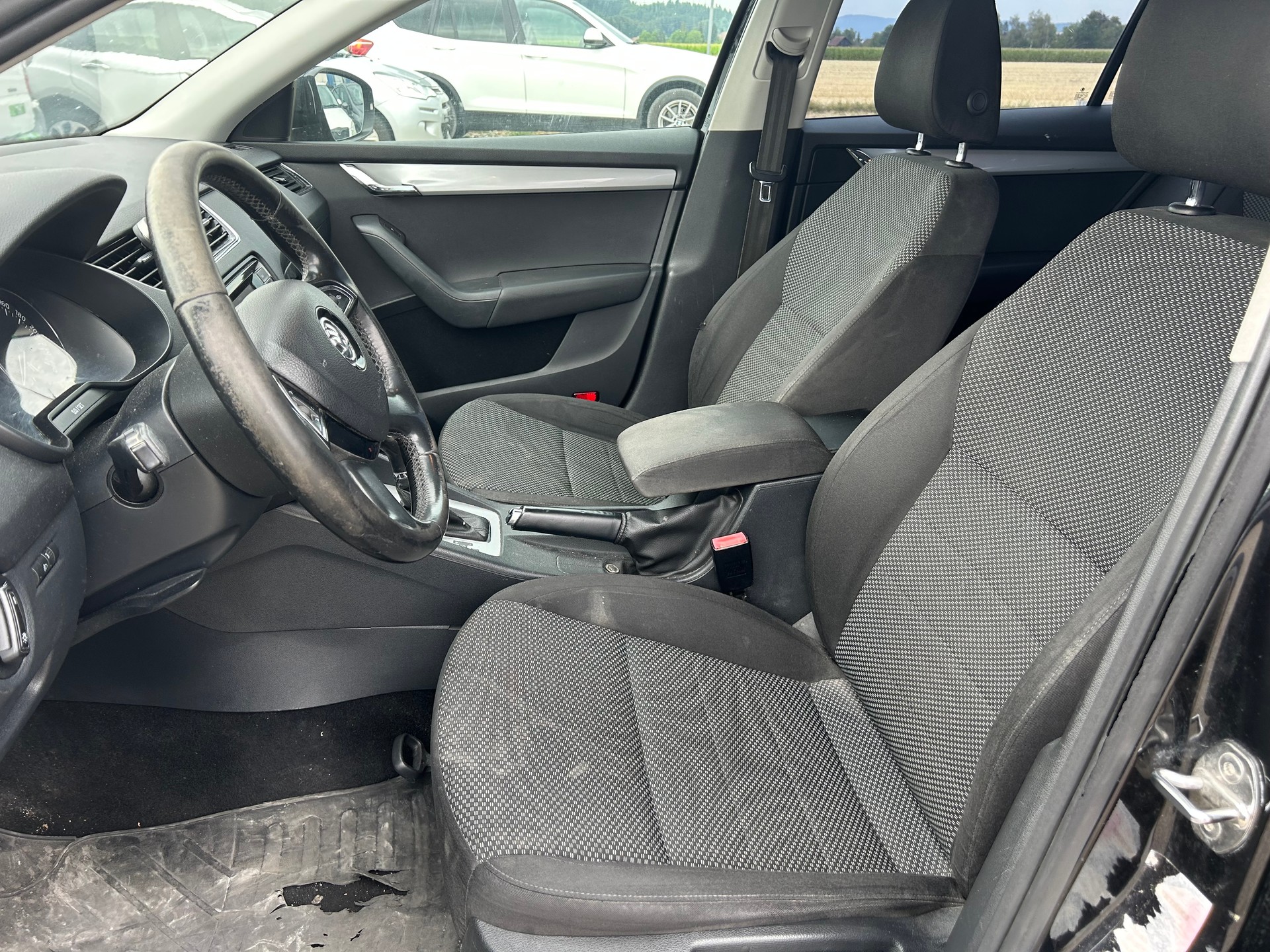 SKODA Octavia Combi 1.6 TDI Elegance DSG-image-9