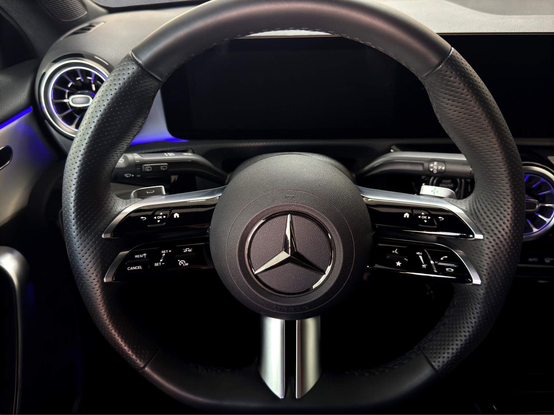 MERCEDES-BENZ A 200 7G-DCT AMG Line Special Edition-image-12