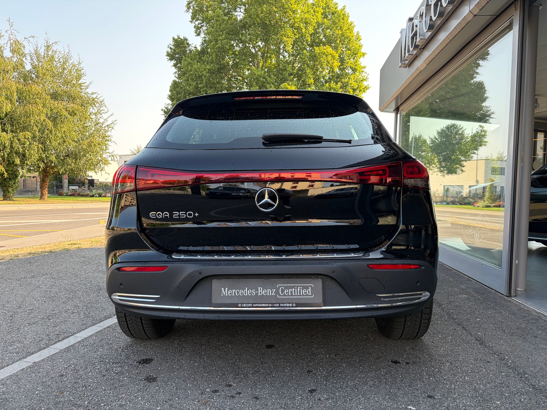 MERCEDES-BENZ EQA 250+-showroom-element-2