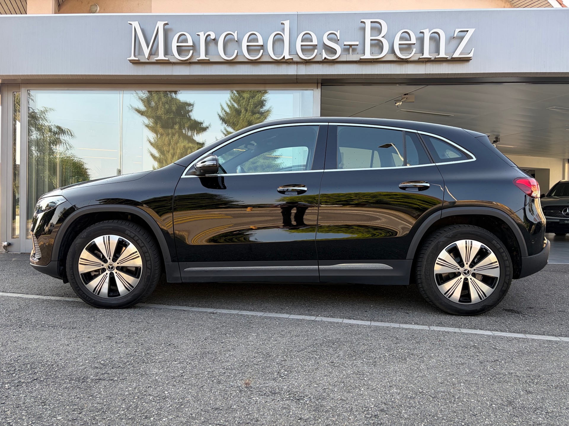 MERCEDES-BENZ EQA 250+-showroom-element-1