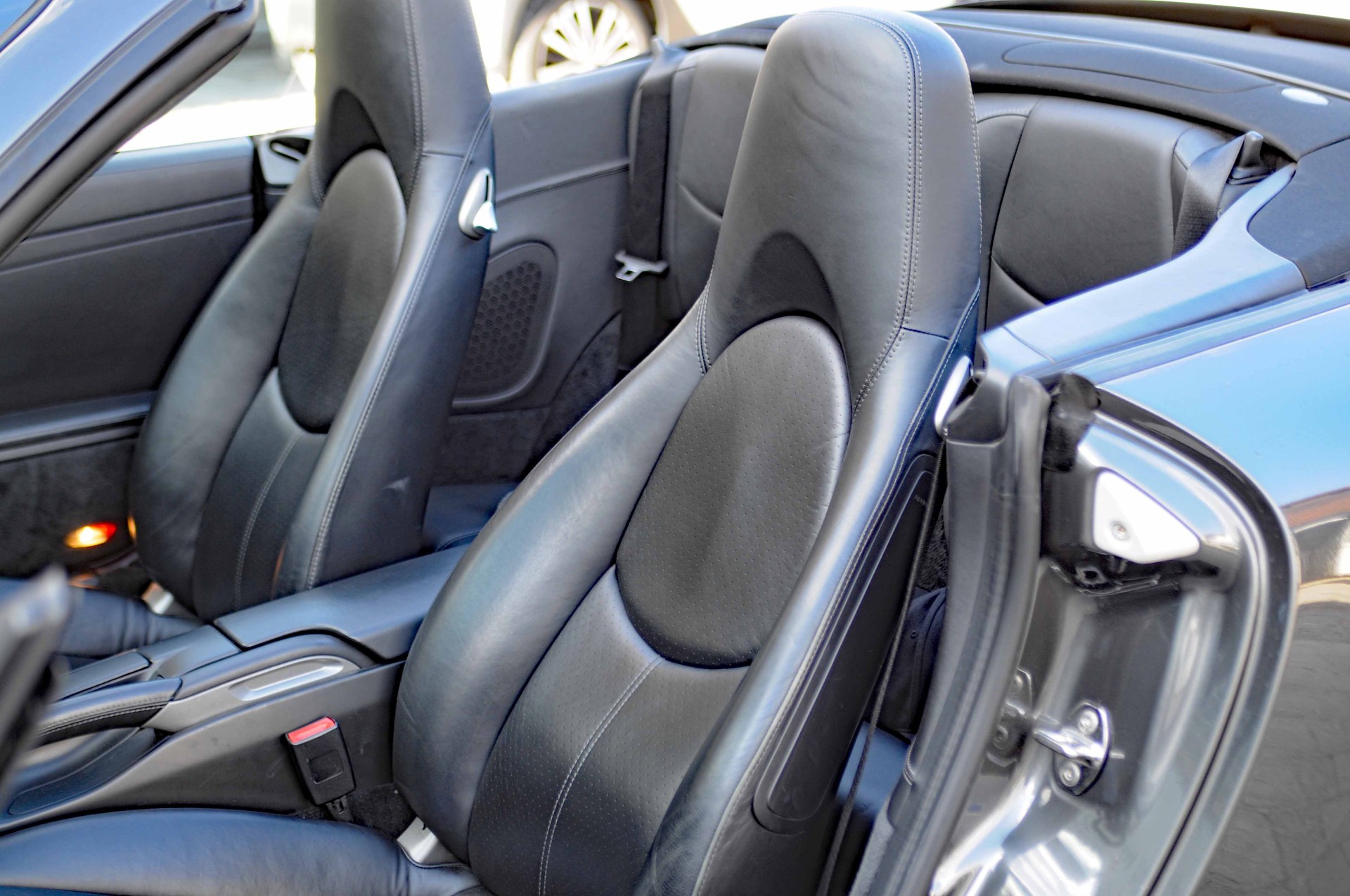 PORSCHE 911 Cabrio Carrera 4-image-13
