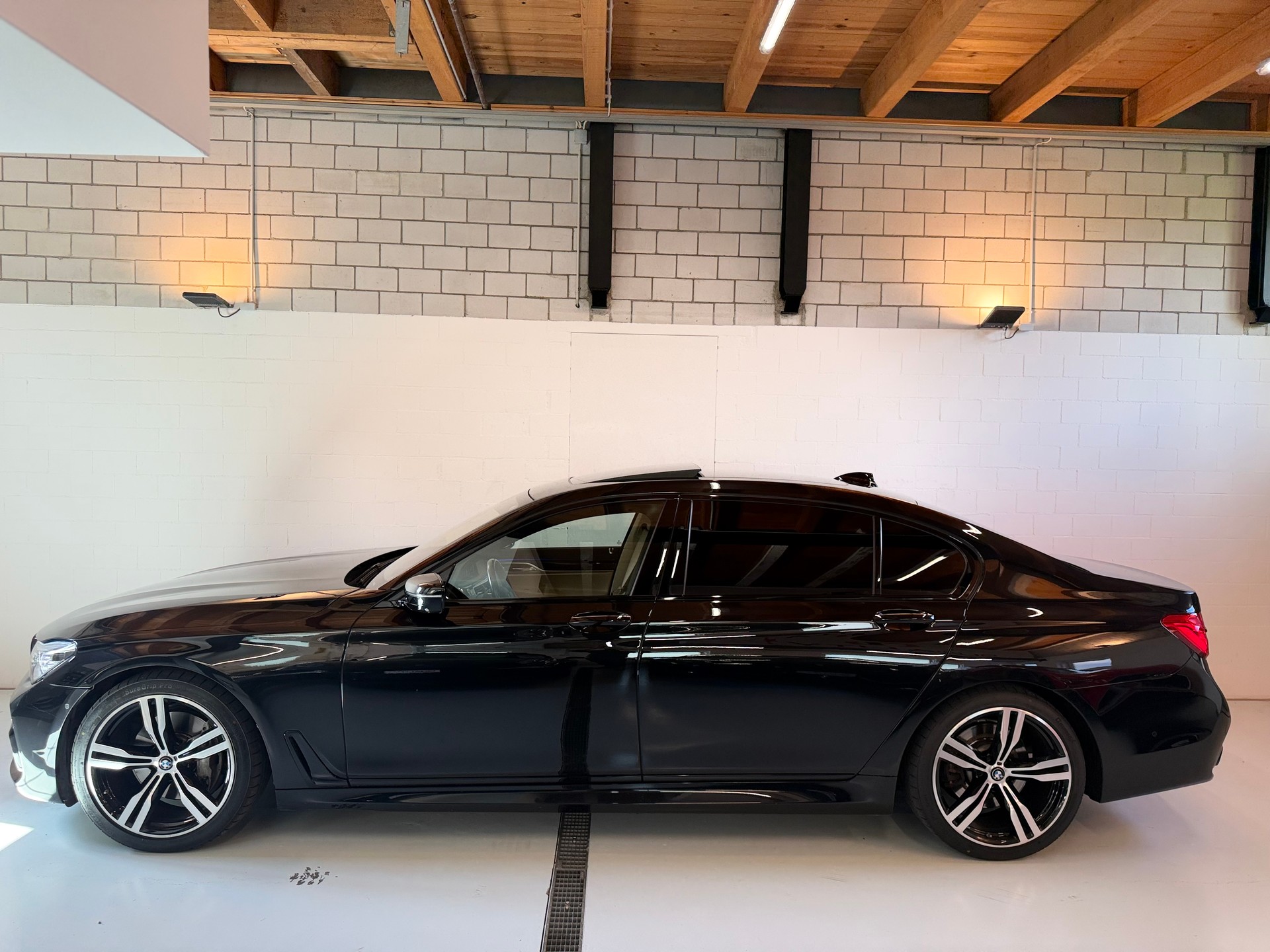 BMW 740Ld xDrive Steptronic-showroom-element-3