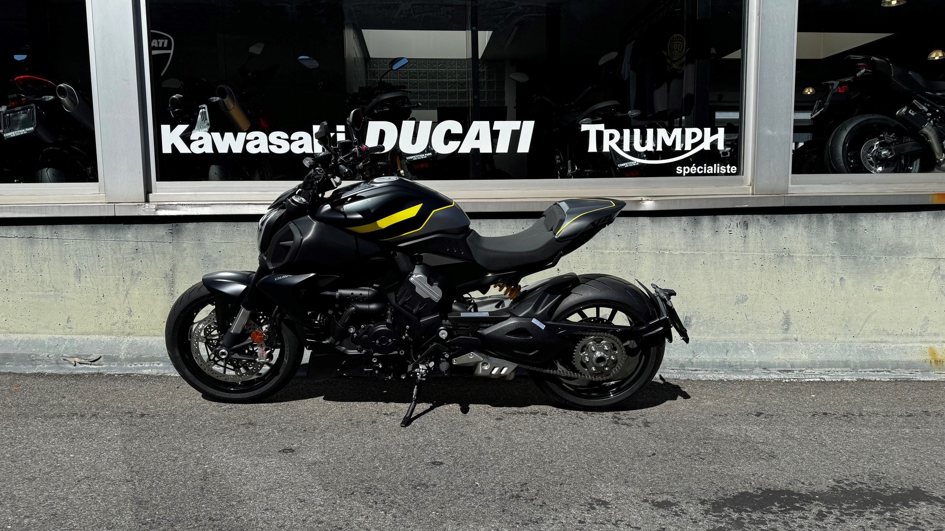 DUCATI Diavel V4-image-1