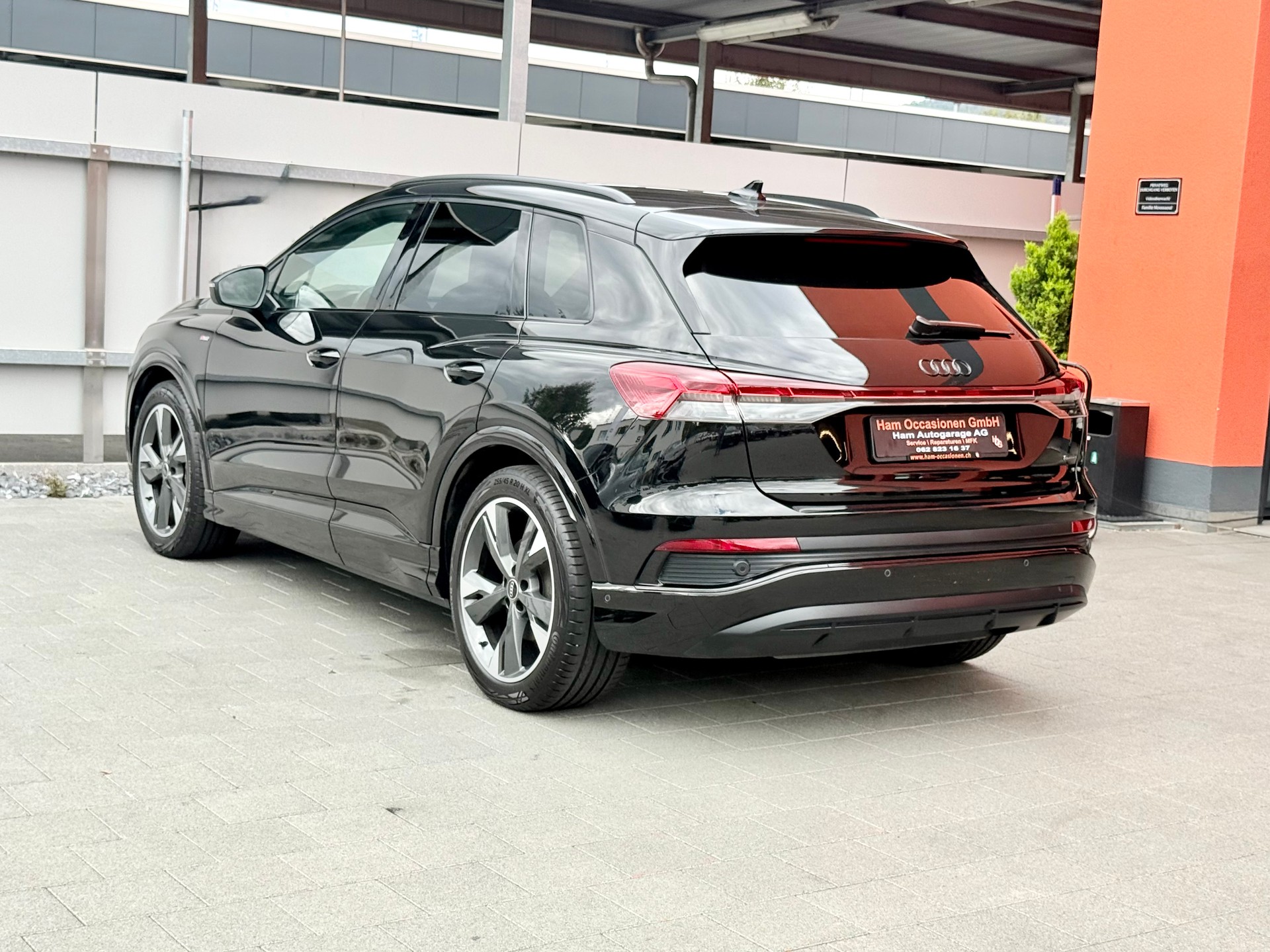 AUDI Q4 e-tron 50 quattro-showroom-element-2