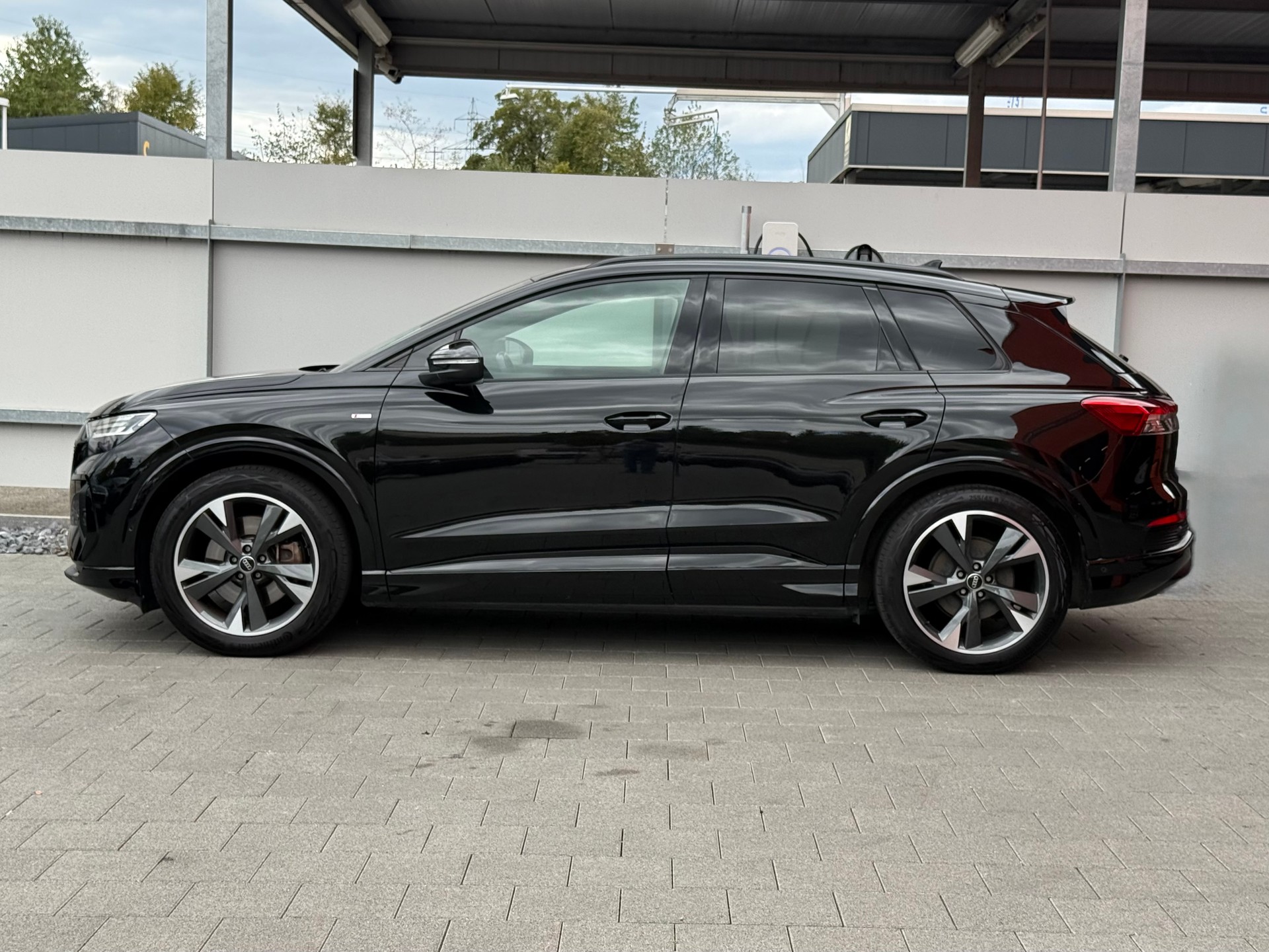 AUDI Q4 e-tron 50 quattro-showroom-element-1