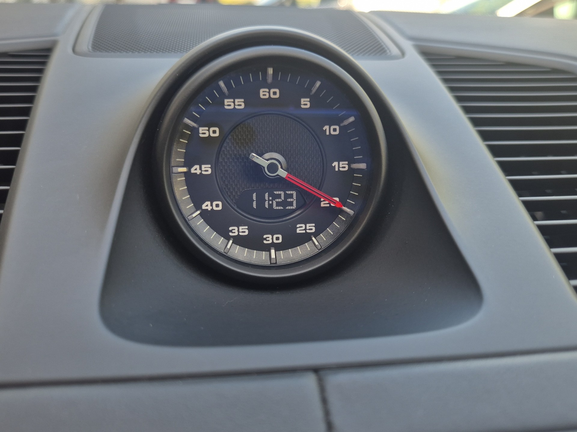 PORSCHE Cayenne Turbo-image-13