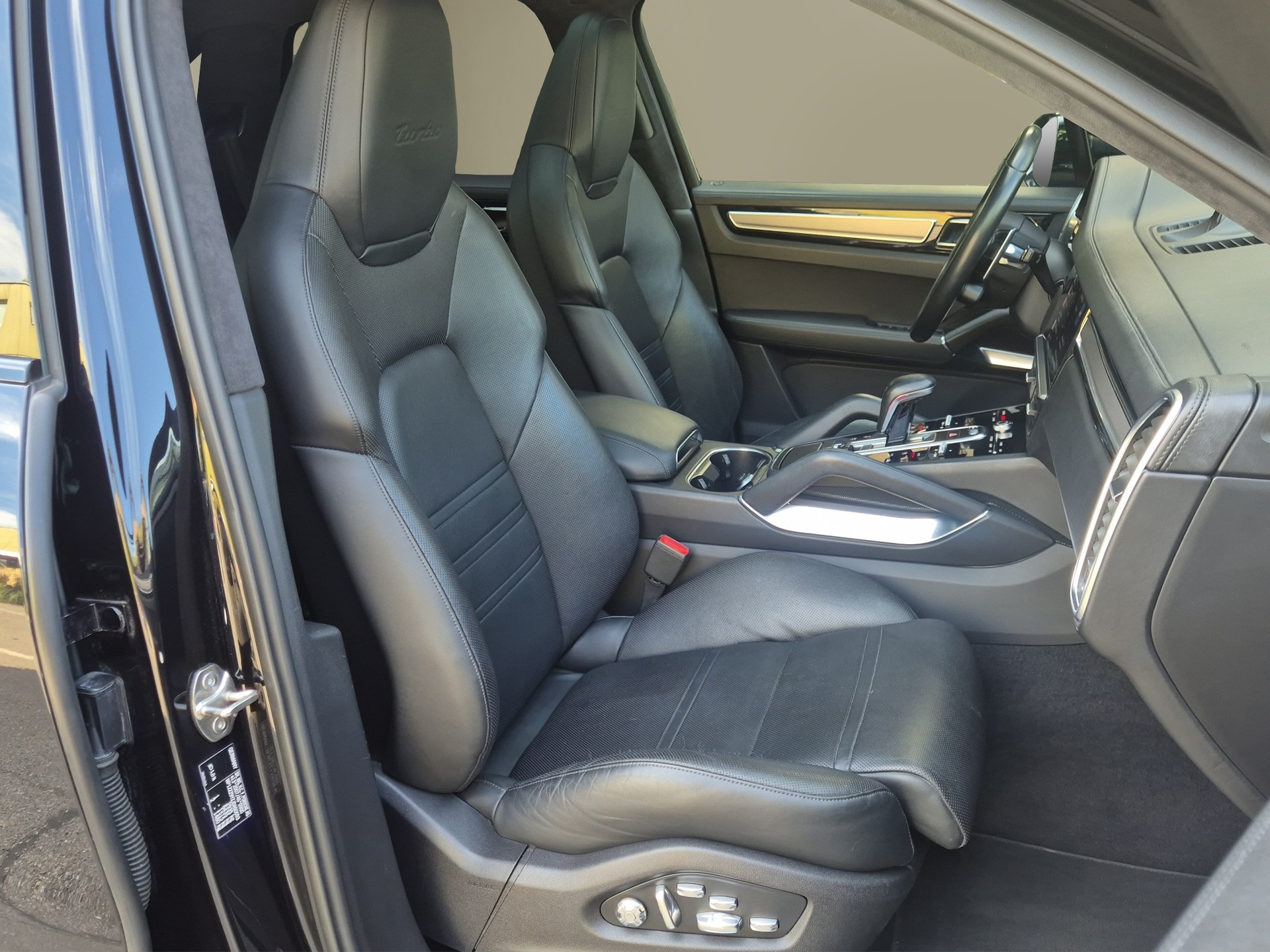 PORSCHE Cayenne Turbo-image-17