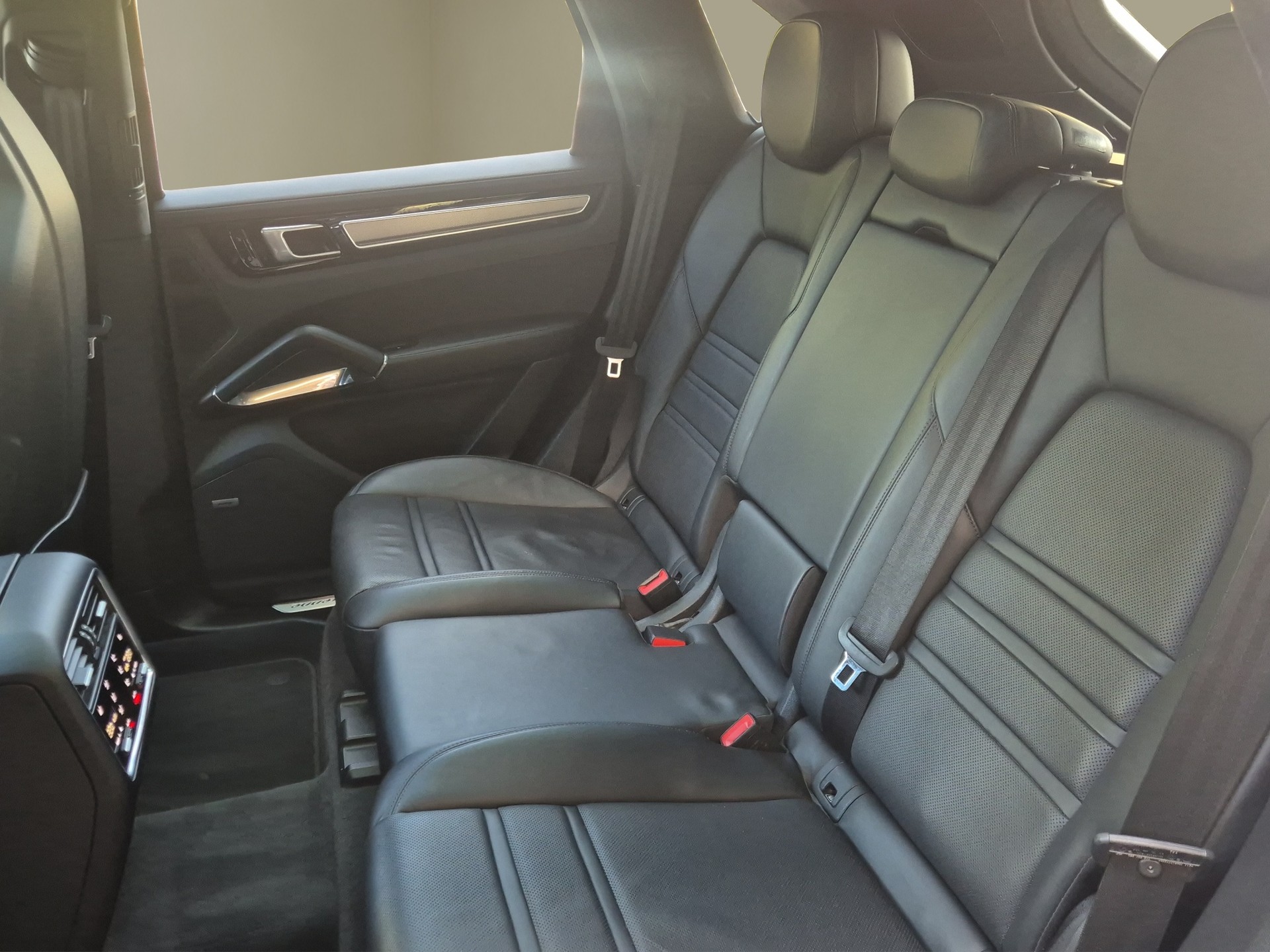 PORSCHE Cayenne Turbo-image-16