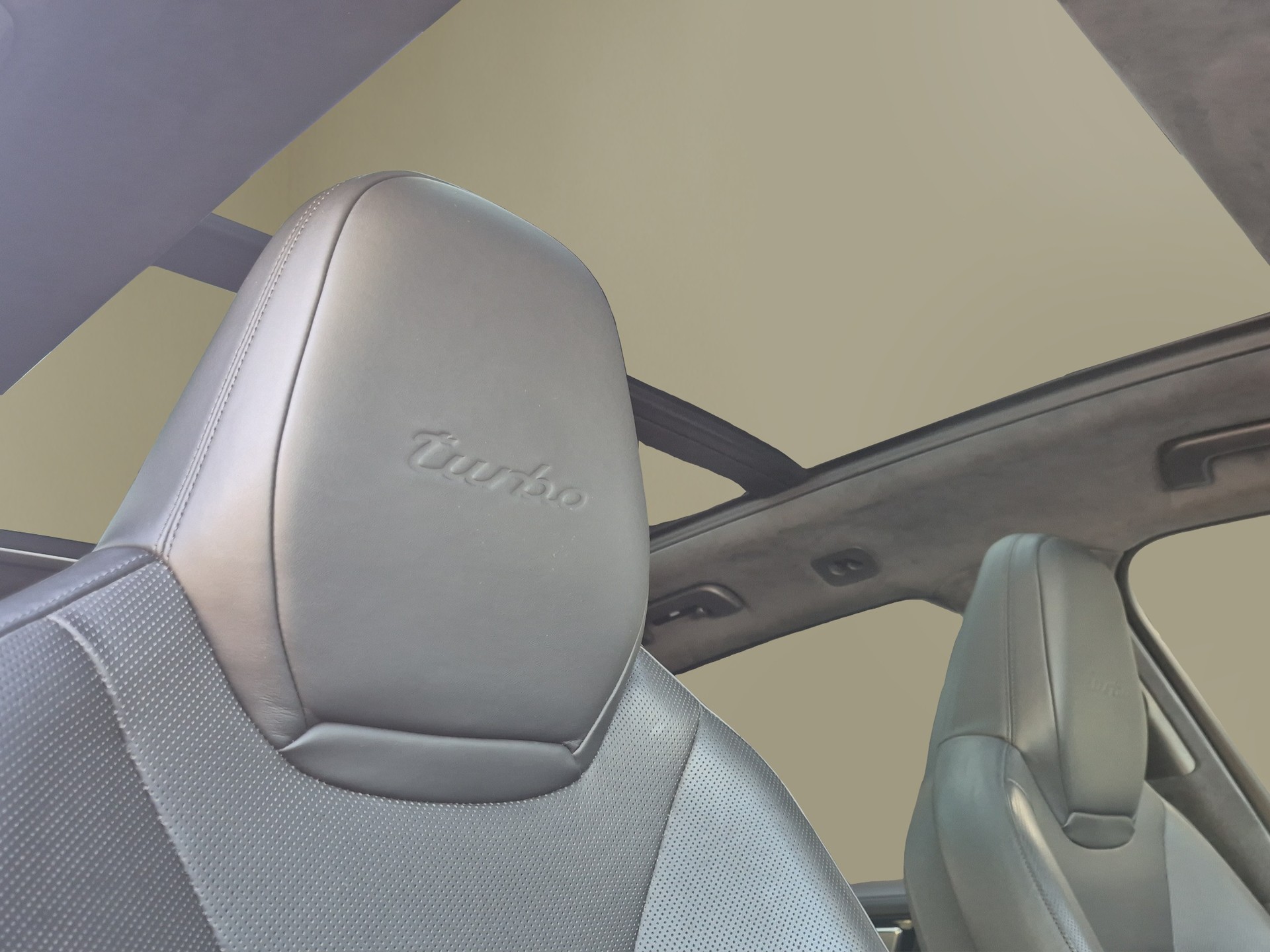 PORSCHE Cayenne Turbo-image-22
