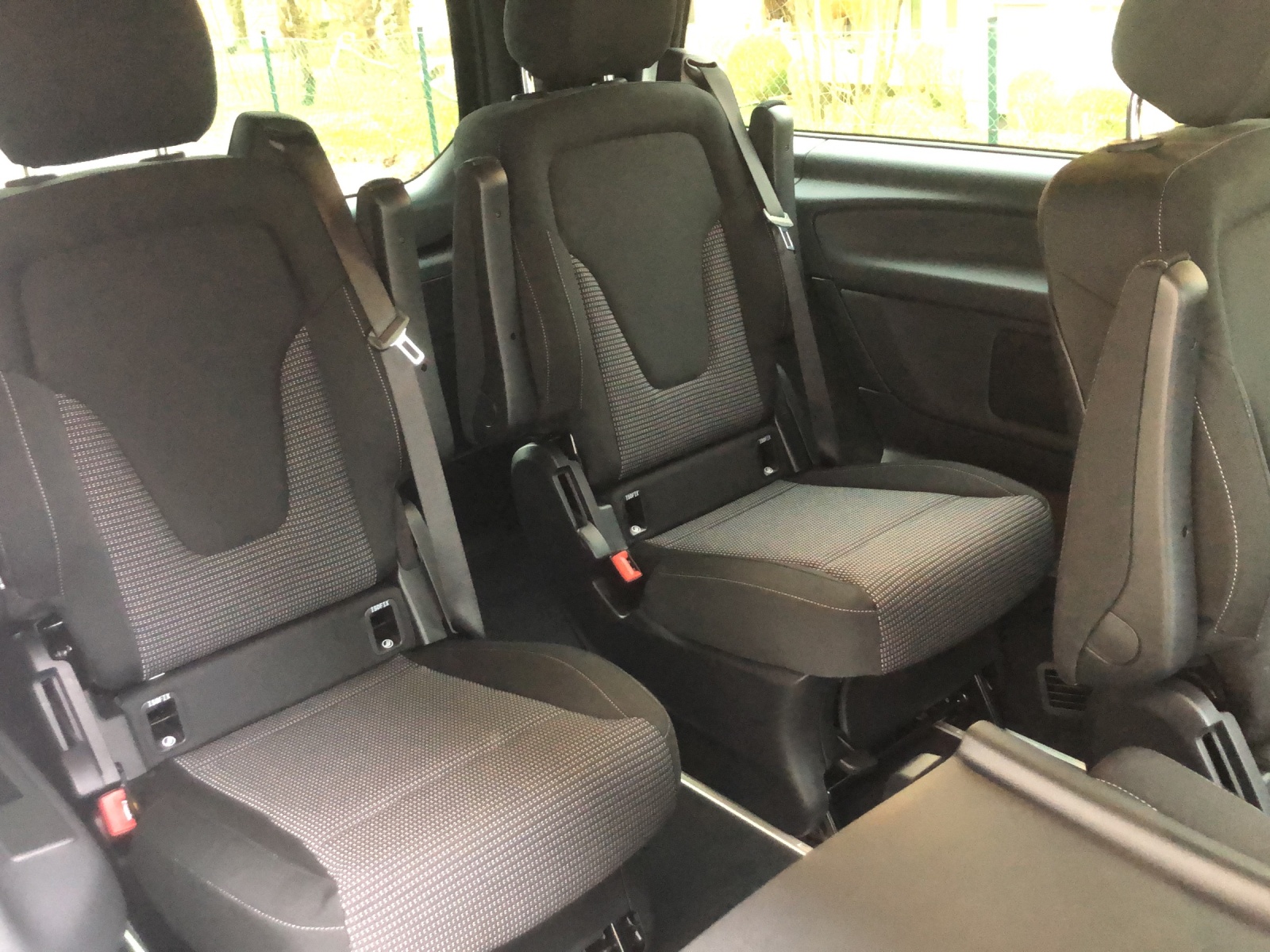 MERCEDES-BENZ EQV 300 lang-image-9