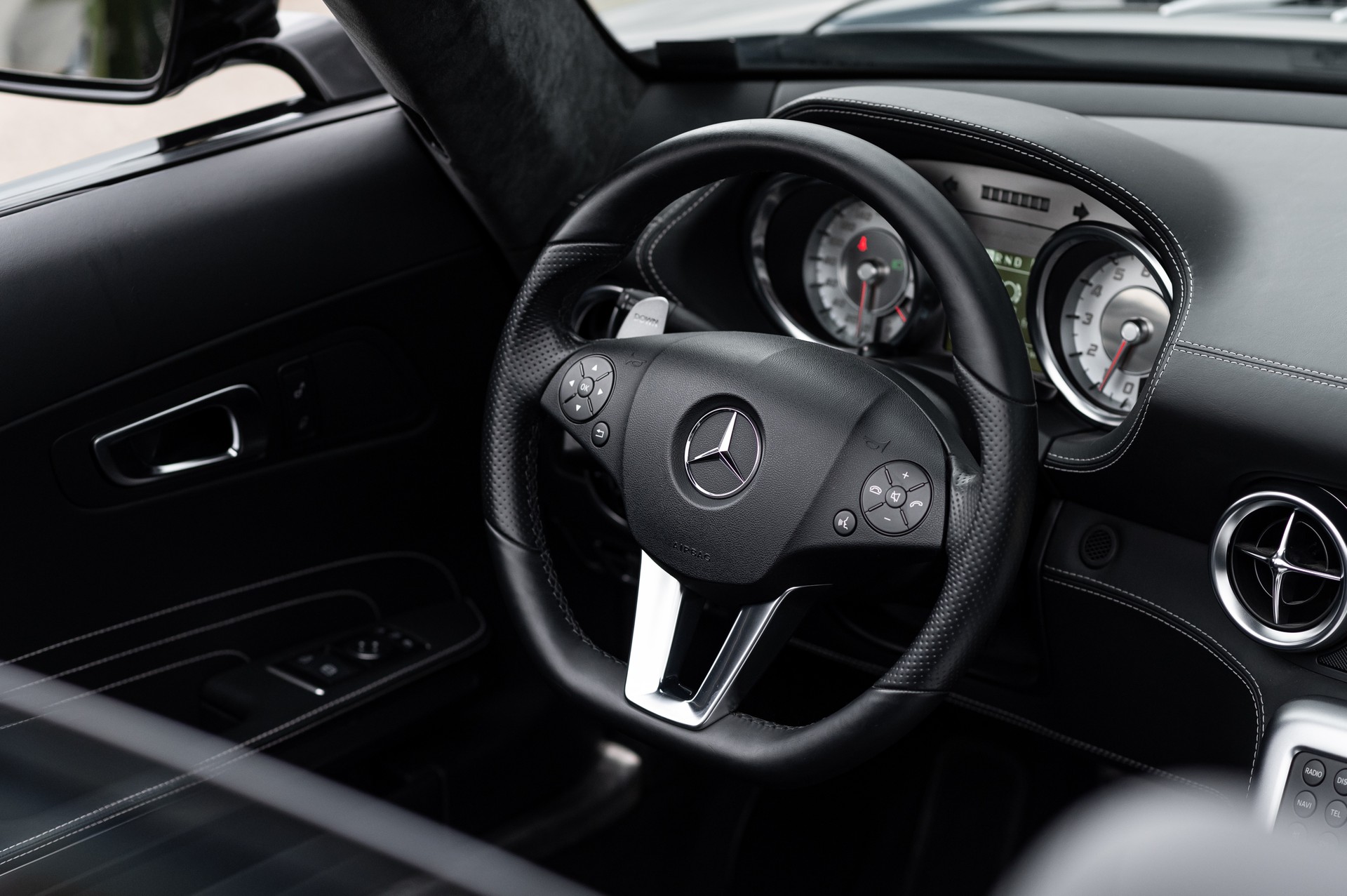 MERCEDES-BENZ SLS 63 AMG Speedshift-image-21