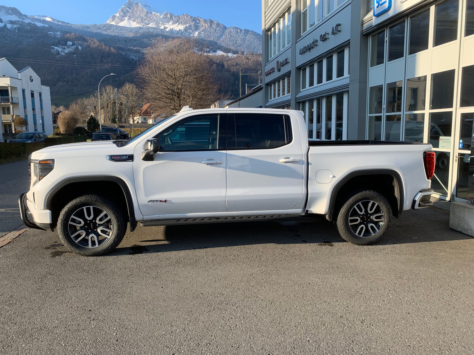 GMC Sierra 1500 AT4 Crew Cab 6.2l V8 MY25-image-2