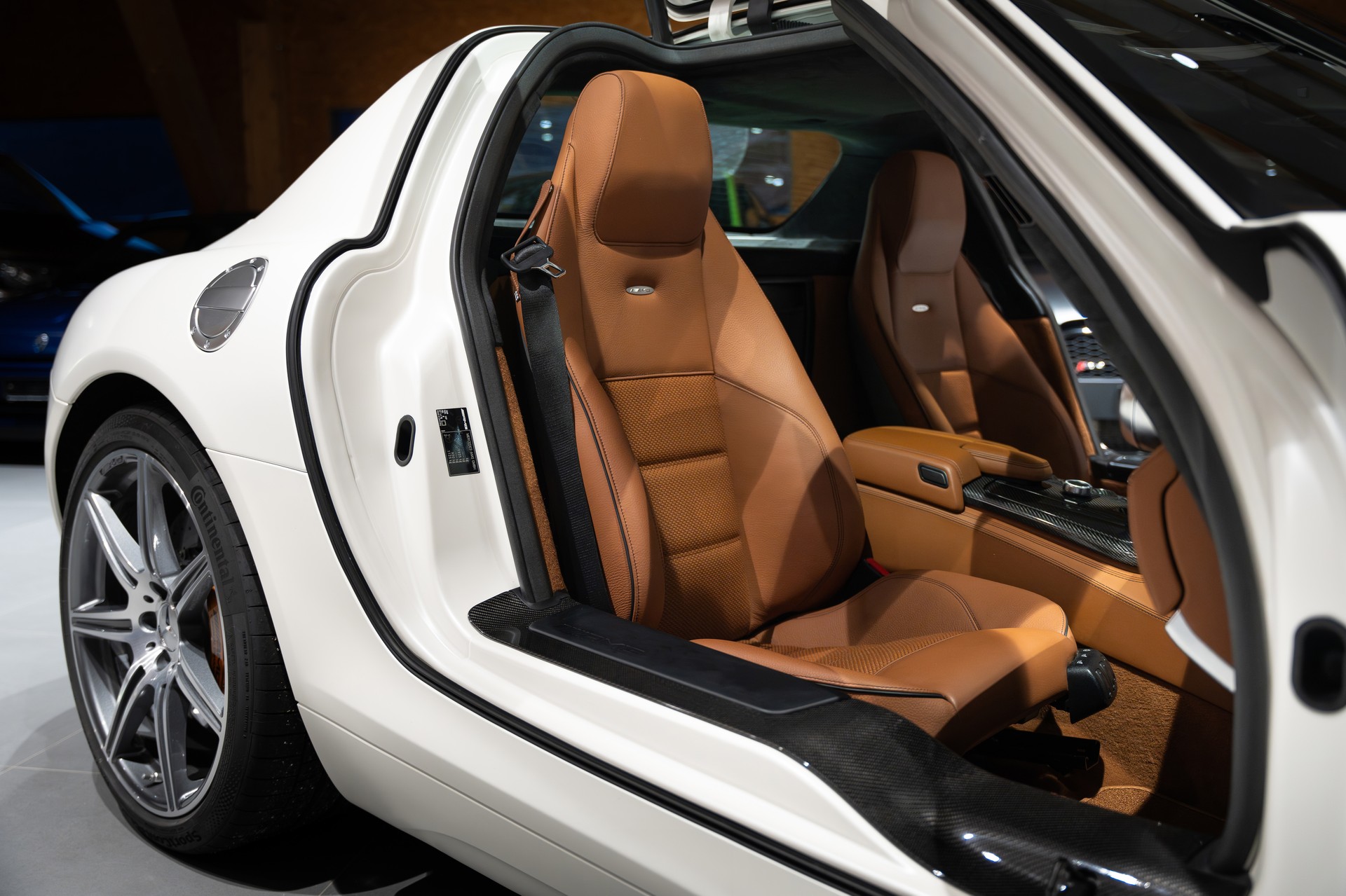 MERCEDES-BENZ SLS 63 AMG Blanc nacré mat *official car showcar Geneva 2011* Full Option-image-12