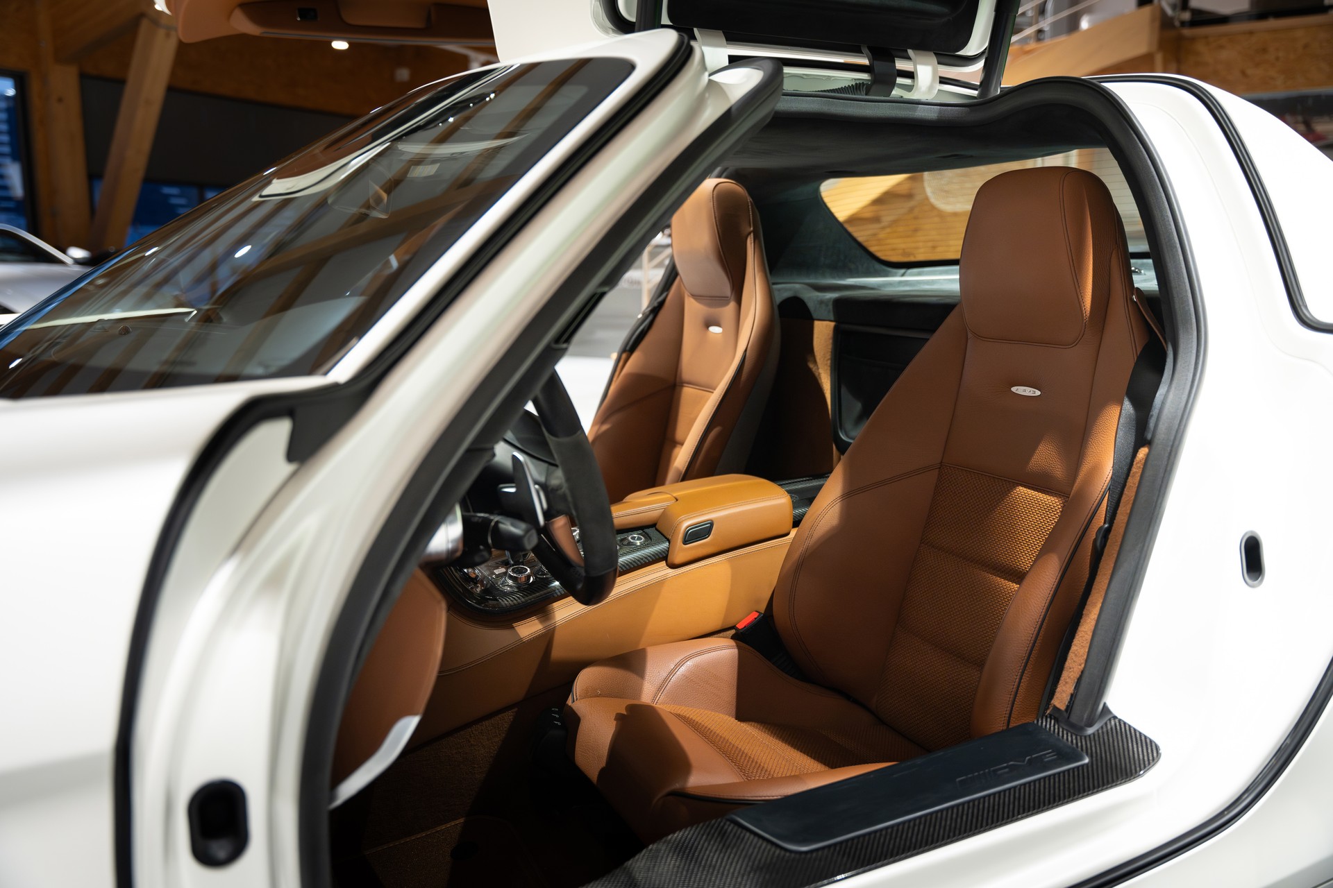 MERCEDES-BENZ SLS 63 AMG Blanc nacré mat *official car showcar Geneva 2011* Full Option-image-13