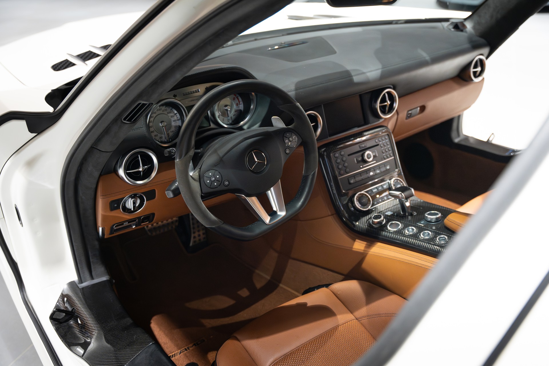 MERCEDES-BENZ SLS 63 AMG Blanc nacré mat *official car showcar Geneva 2011* Full Option-image-14