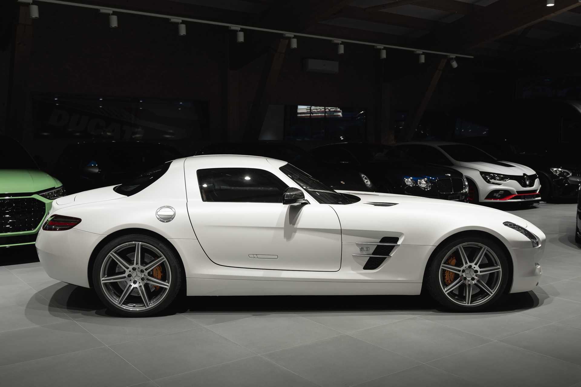 MERCEDES-BENZ SLS 63 AMG Blanc nacré mat *official car showcar Geneva 2011* Full Option-image-8