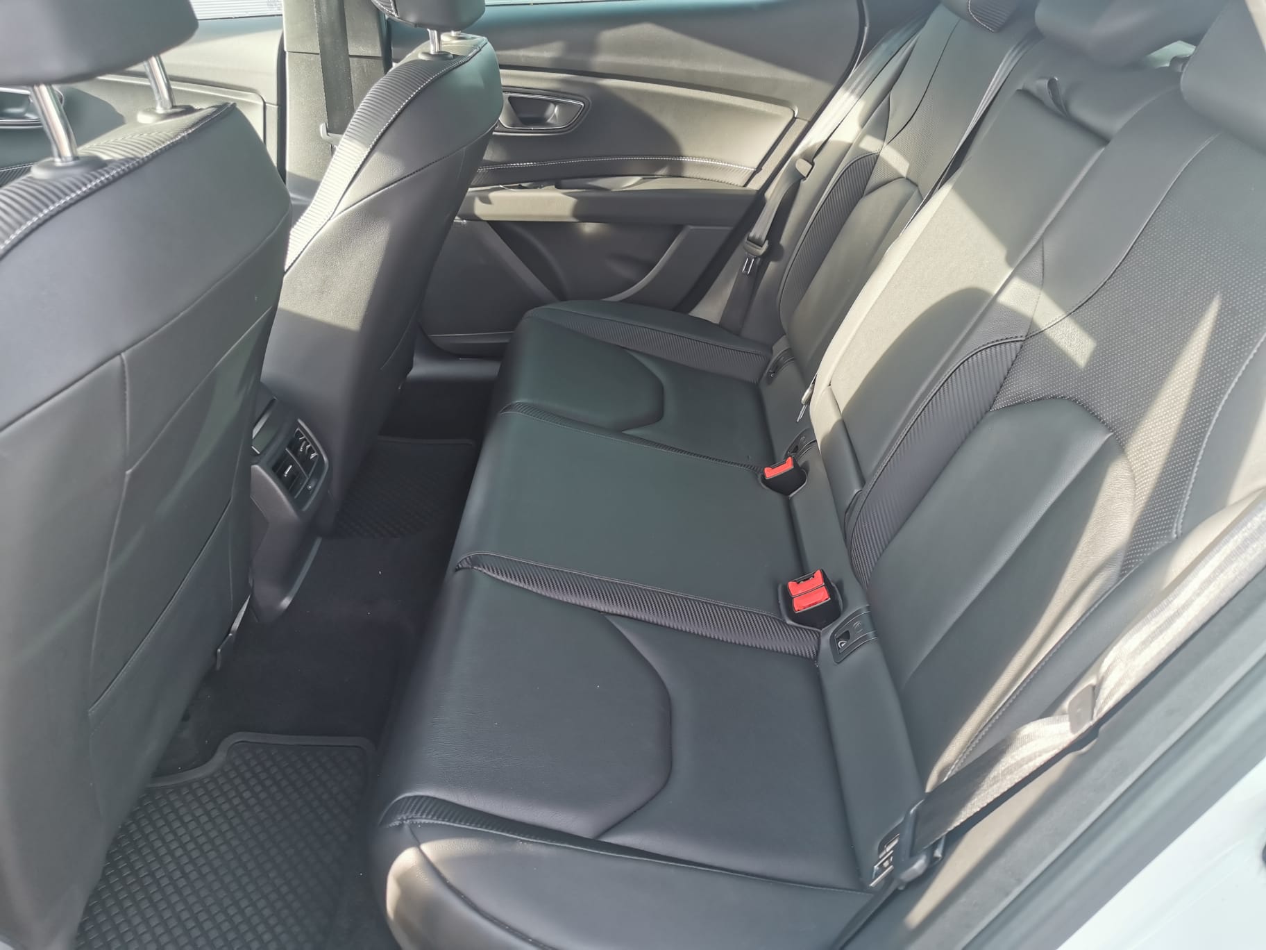SEAT Leon 2.0 TSI 300 Cupra-image-5