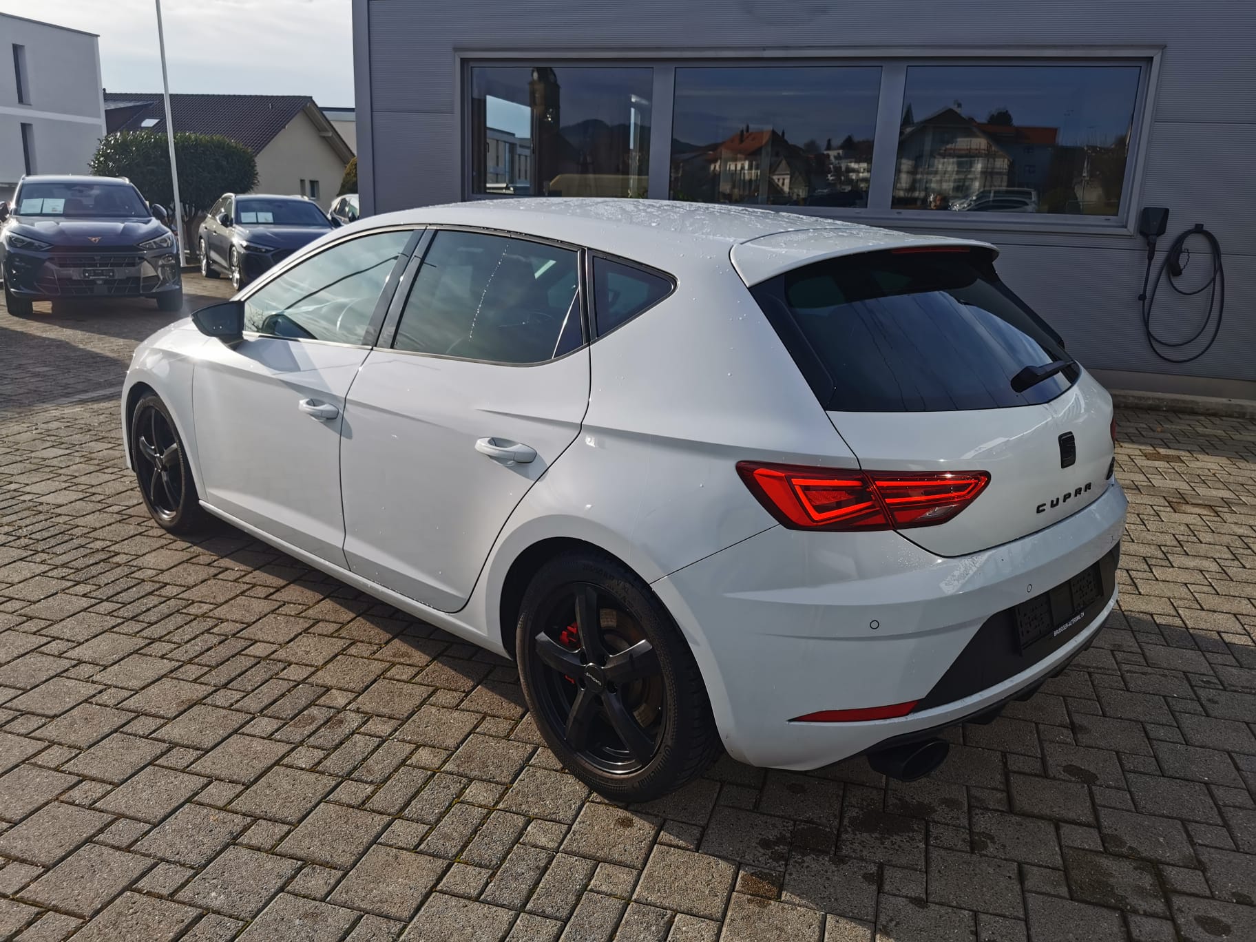 SEAT Leon 2.0 TSI 300 Cupra-image-1