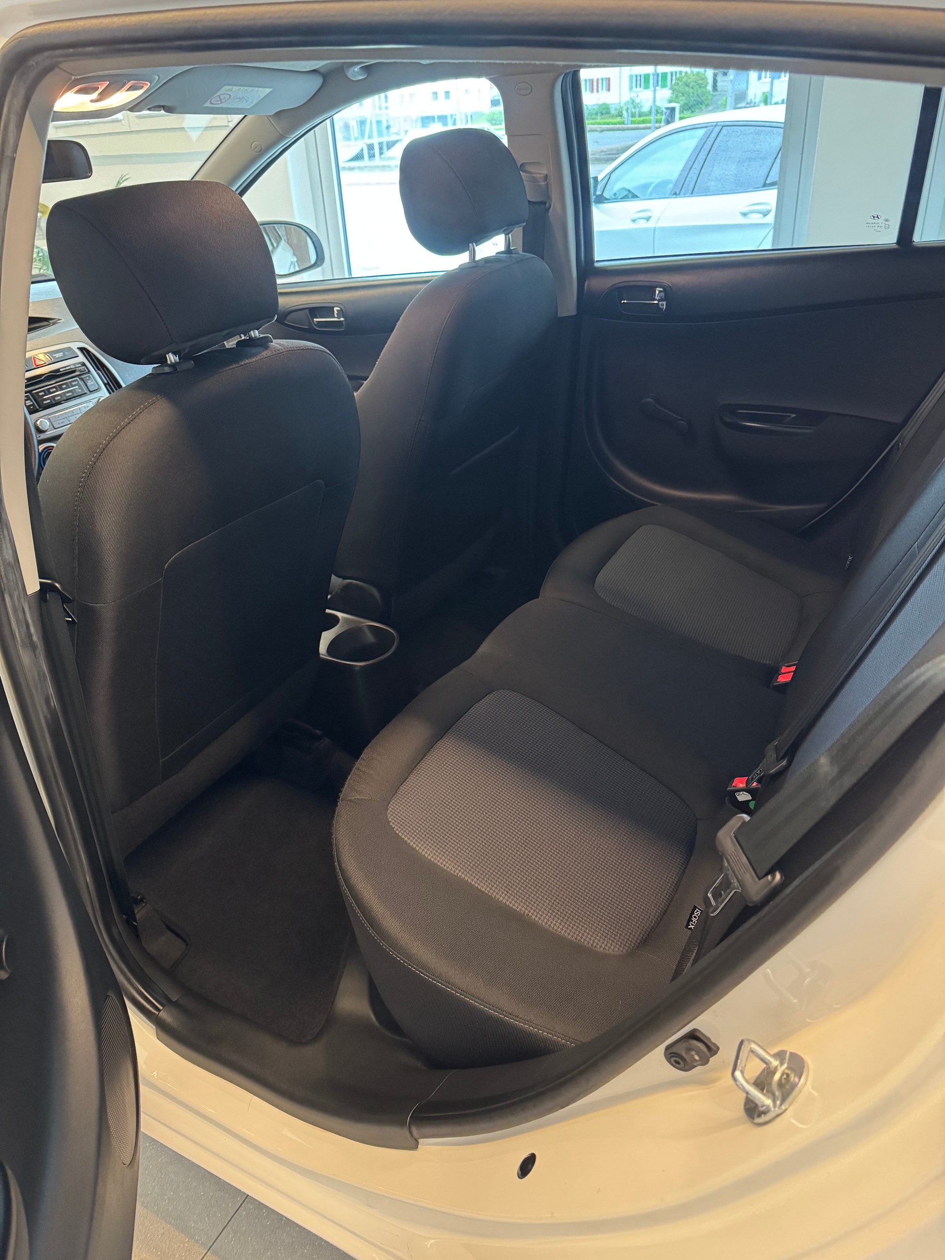 HYUNDAI i20 1.4 GO!**CH-Fahrzeug**-image-11