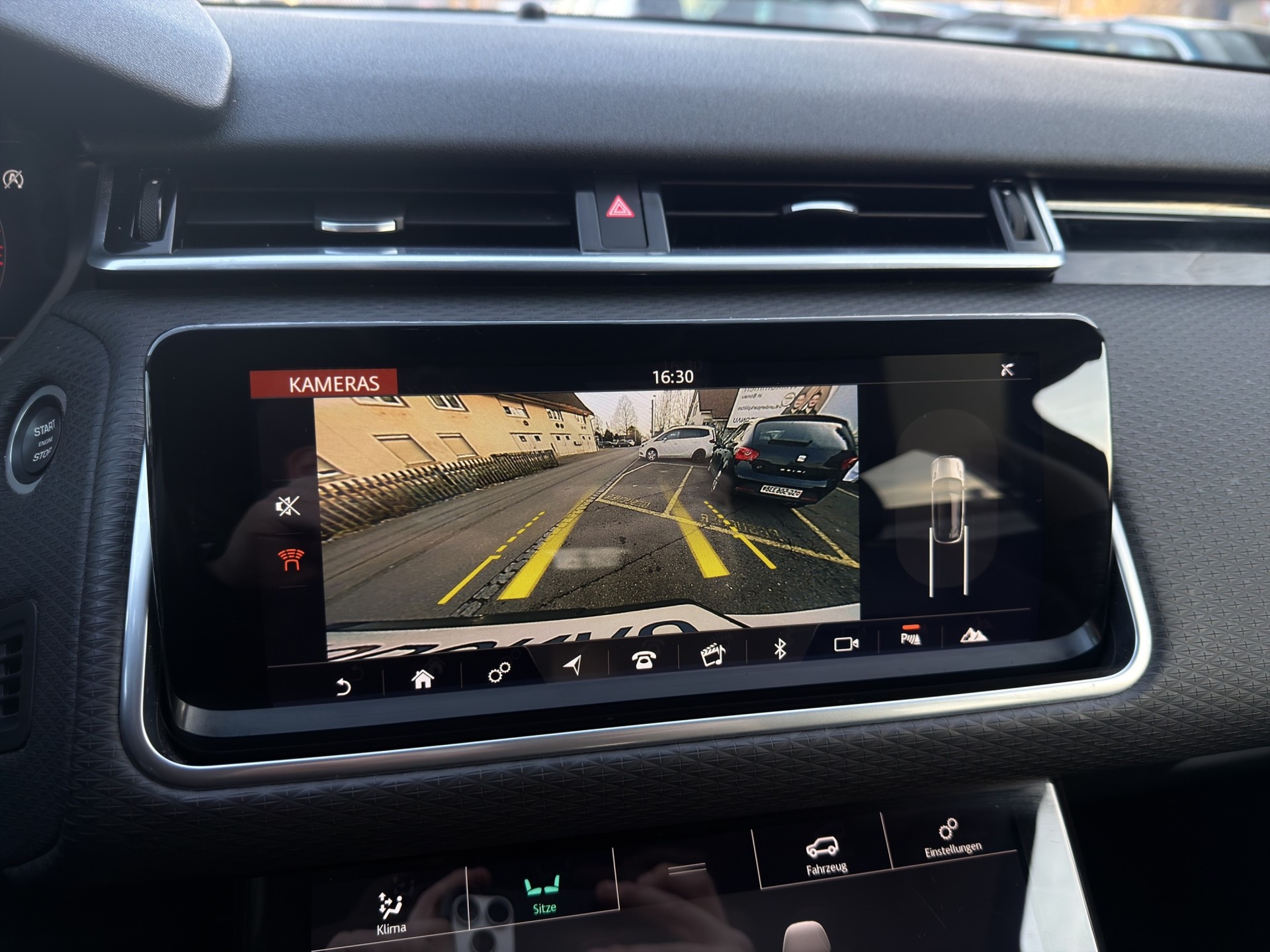 LAND ROVER Range Rover Velar 2.0 T R-Dynamic SE-image-27