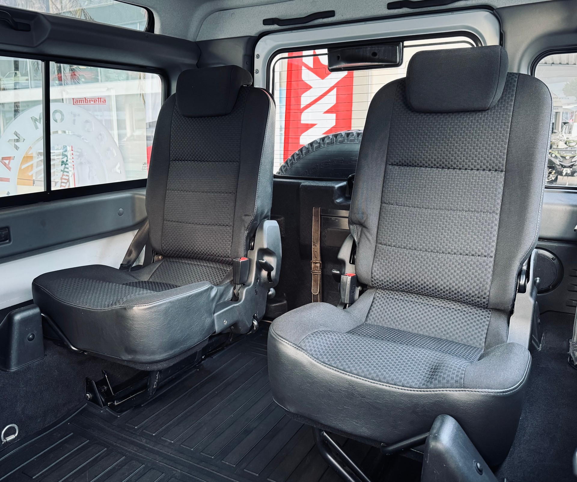 LAND ROVER Defender 90 2.2 TD4 Station Wagon Legend-image-9