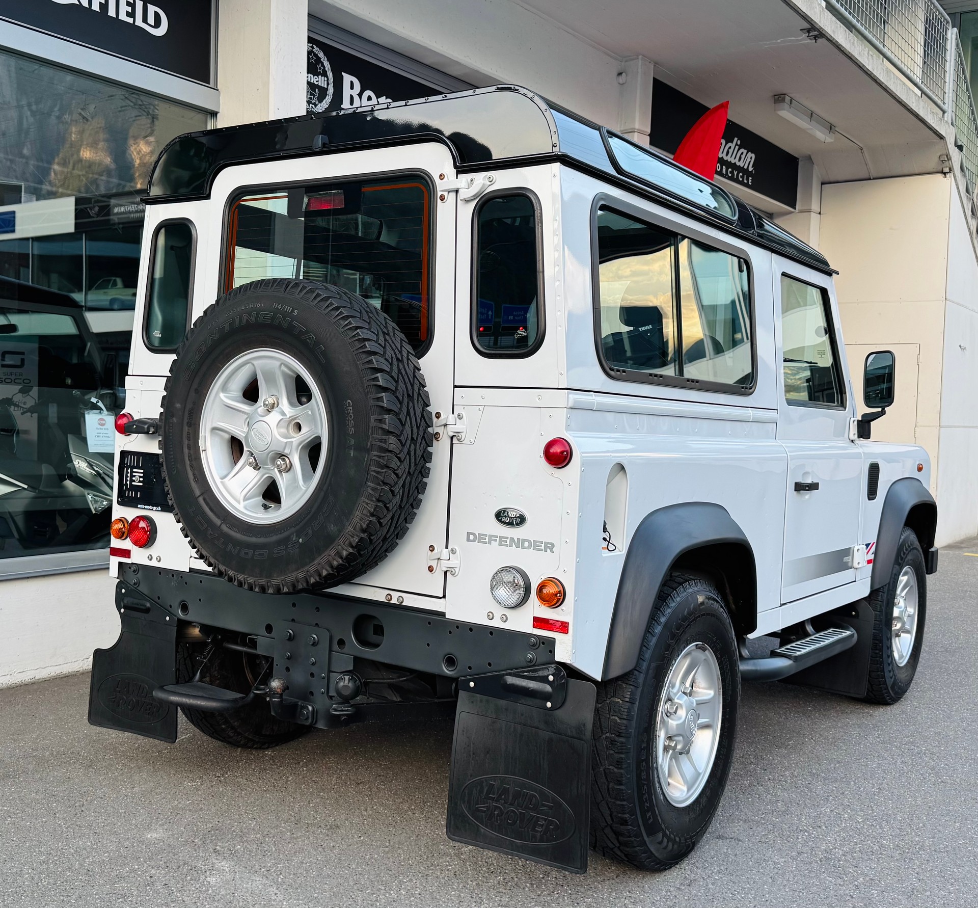LAND ROVER Defender 90 2.2 TD4 Station Wagon Legend-image-4