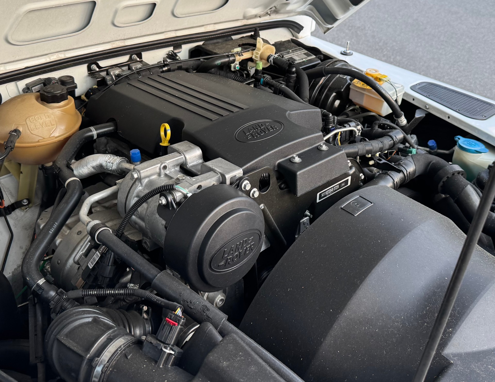 LAND ROVER Defender 90 2.2 TD4 Station Wagon Legend-image-16