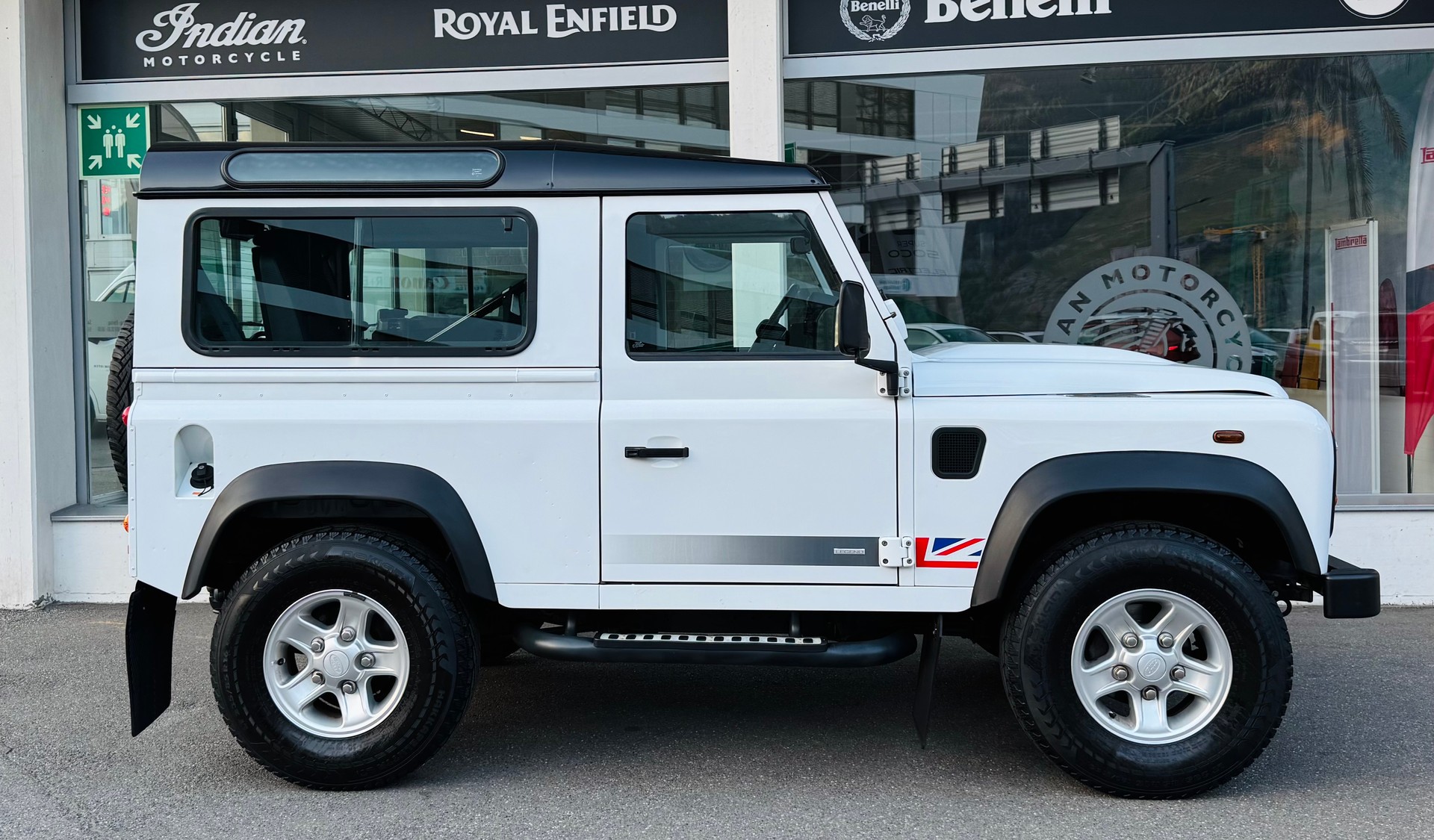 LAND ROVER Defender 90 2.2 TD4 Station Wagon Legend-showroom-element-1