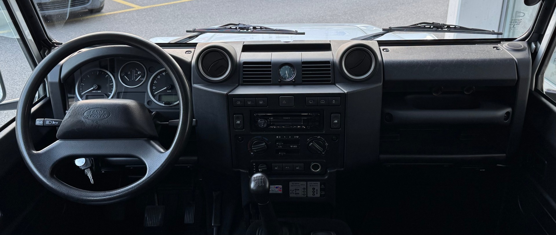 LAND ROVER Defender 90 2.2 TD4 Station Wagon Legend-image-11