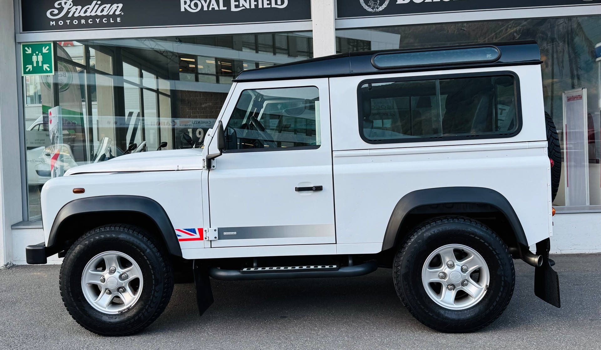 LAND ROVER Defender 90 2.2 TD4 Station Wagon Legend-showroom-element-2