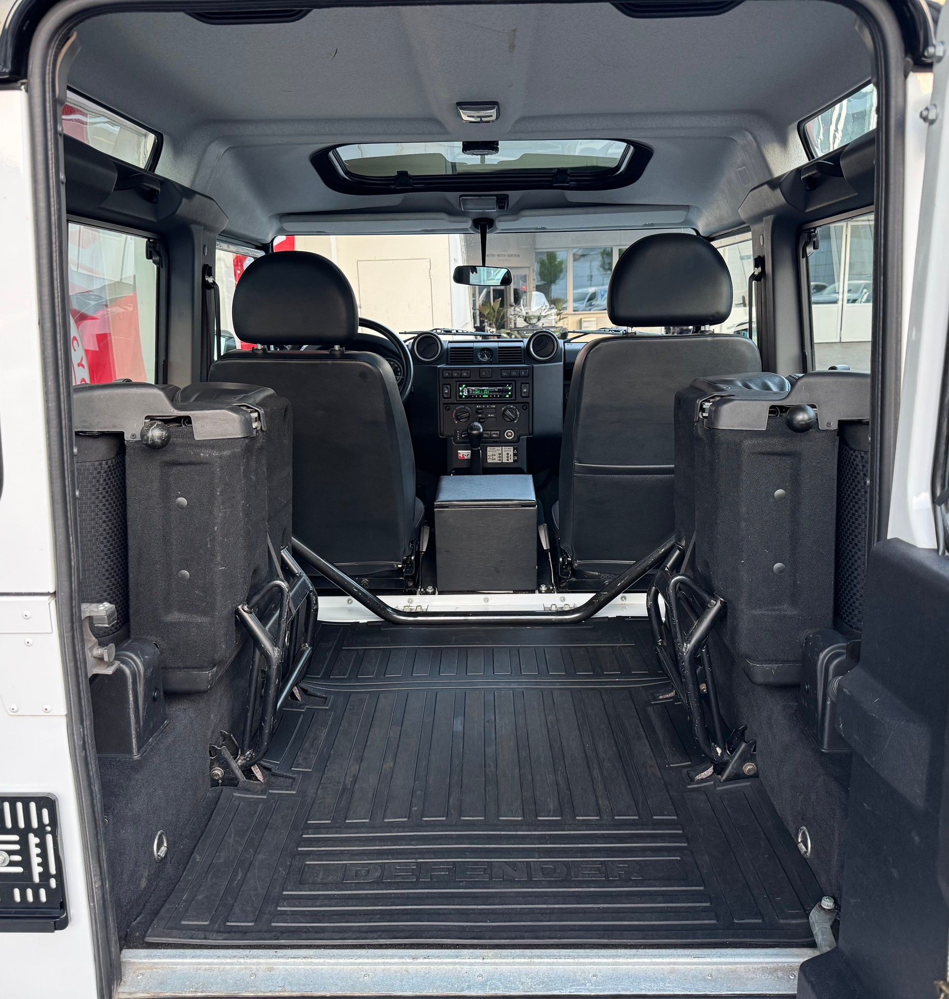 LAND ROVER Defender 90 2.2 TD4 Station Wagon Legend-image-10