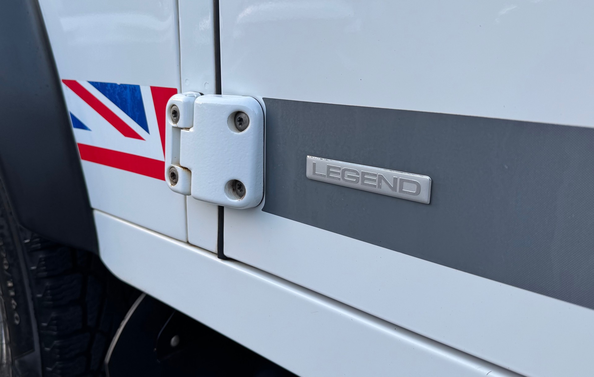 LAND ROVER Defender 90 2.2 TD4 Station Wagon Legend-image-17