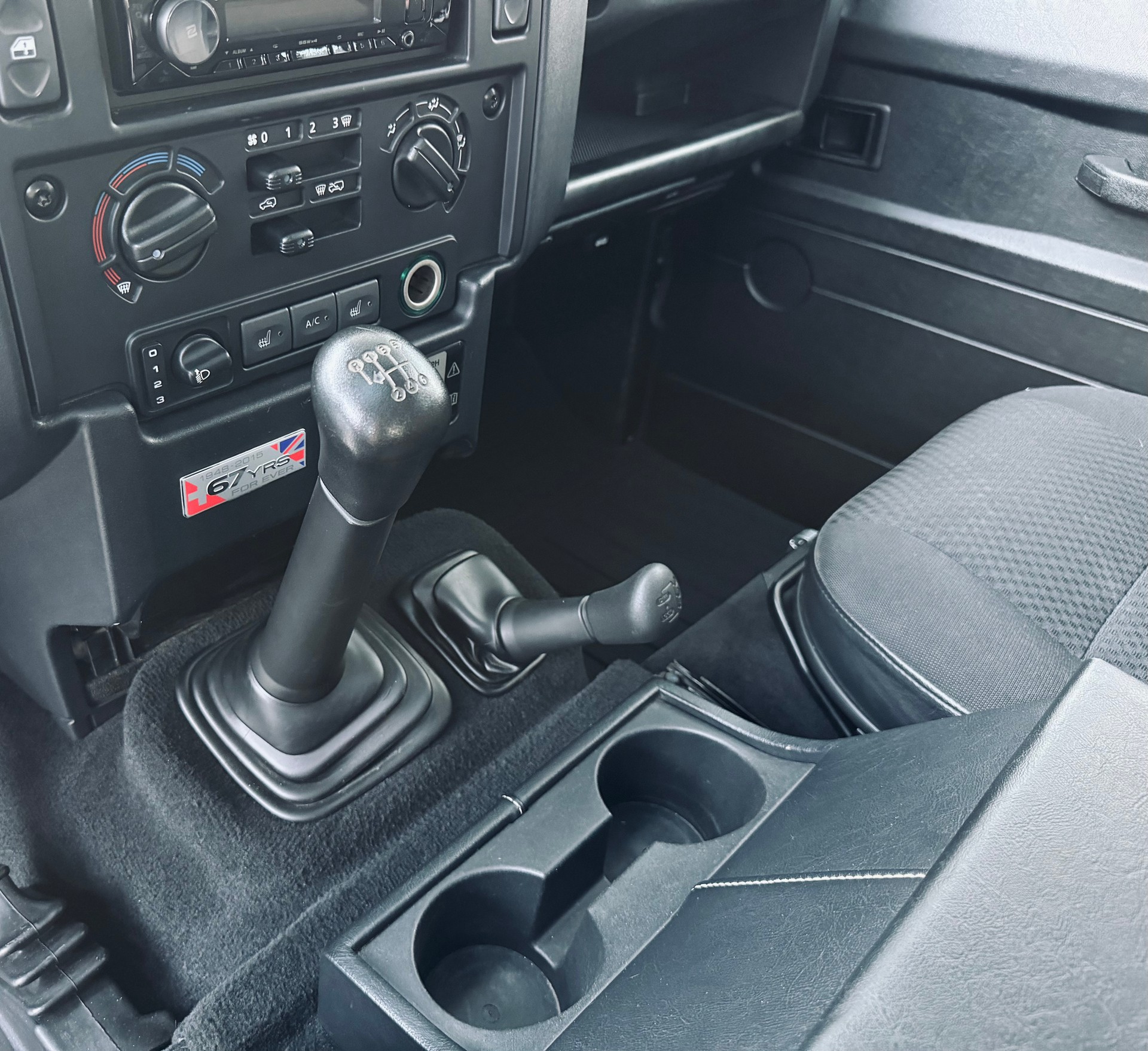 LAND ROVER Defender 90 2.2 TD4 Station Wagon Legend-image-14