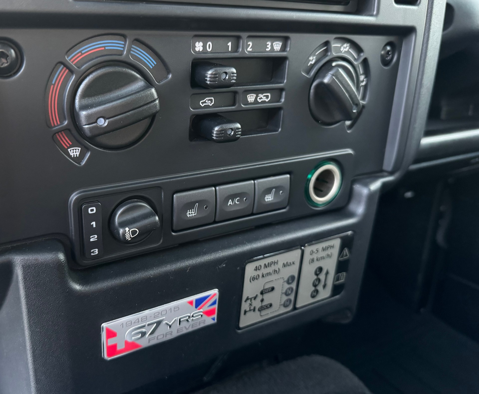 LAND ROVER Defender 90 2.2 TD4 Station Wagon Legend-image-13