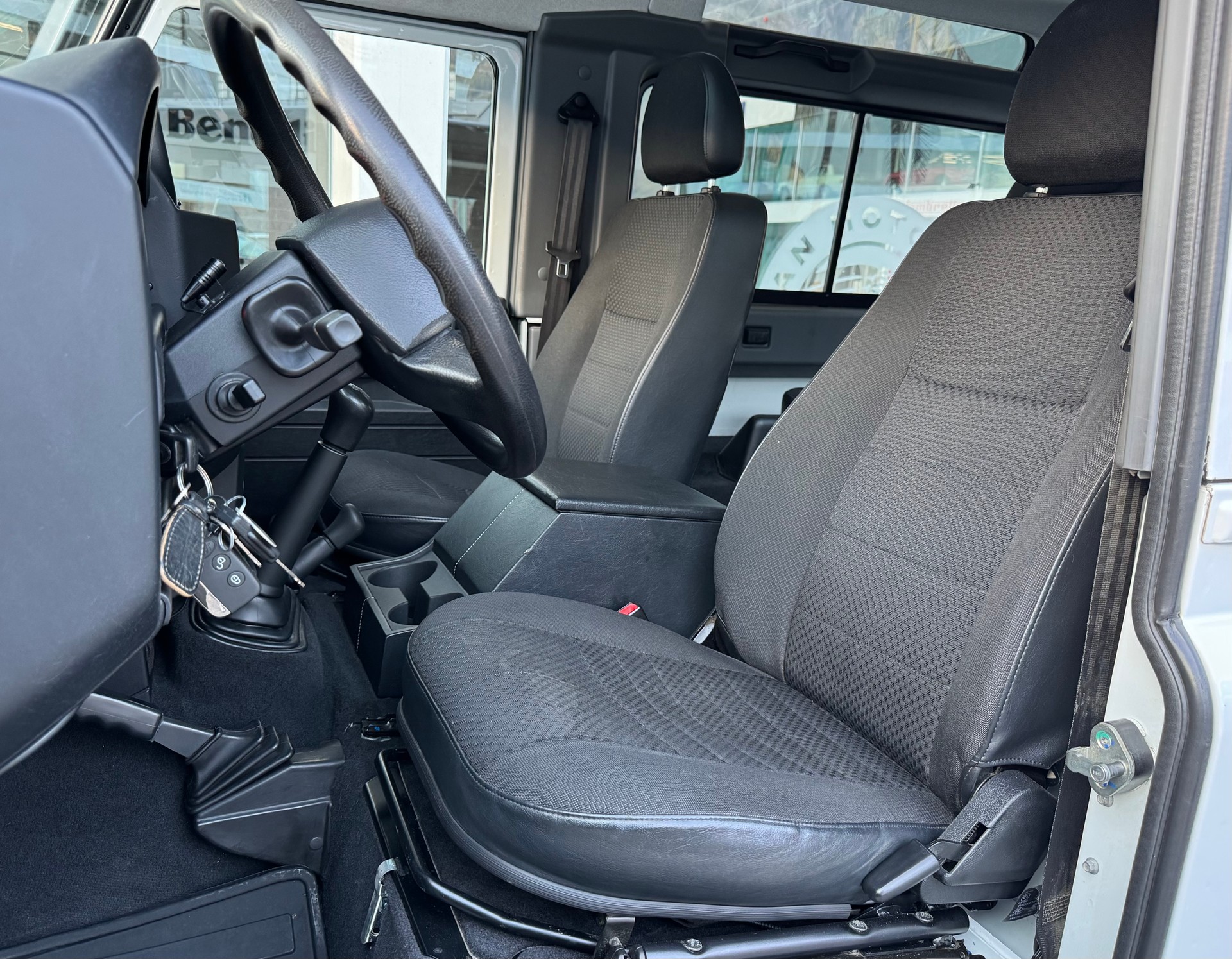 LAND ROVER Defender 90 2.2 TD4 Station Wagon Legend-image-7