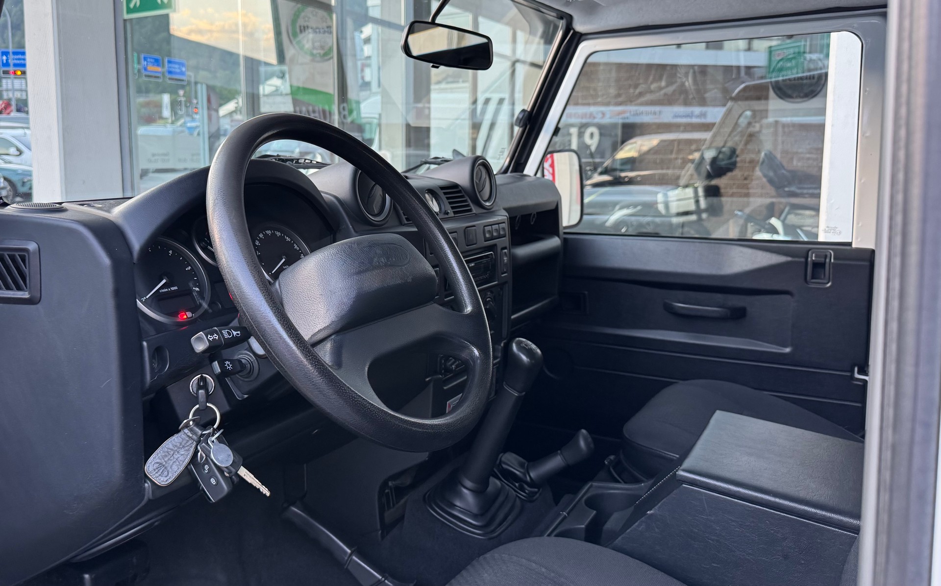 LAND ROVER Defender 90 2.2 TD4 Station Wagon Legend-image-6