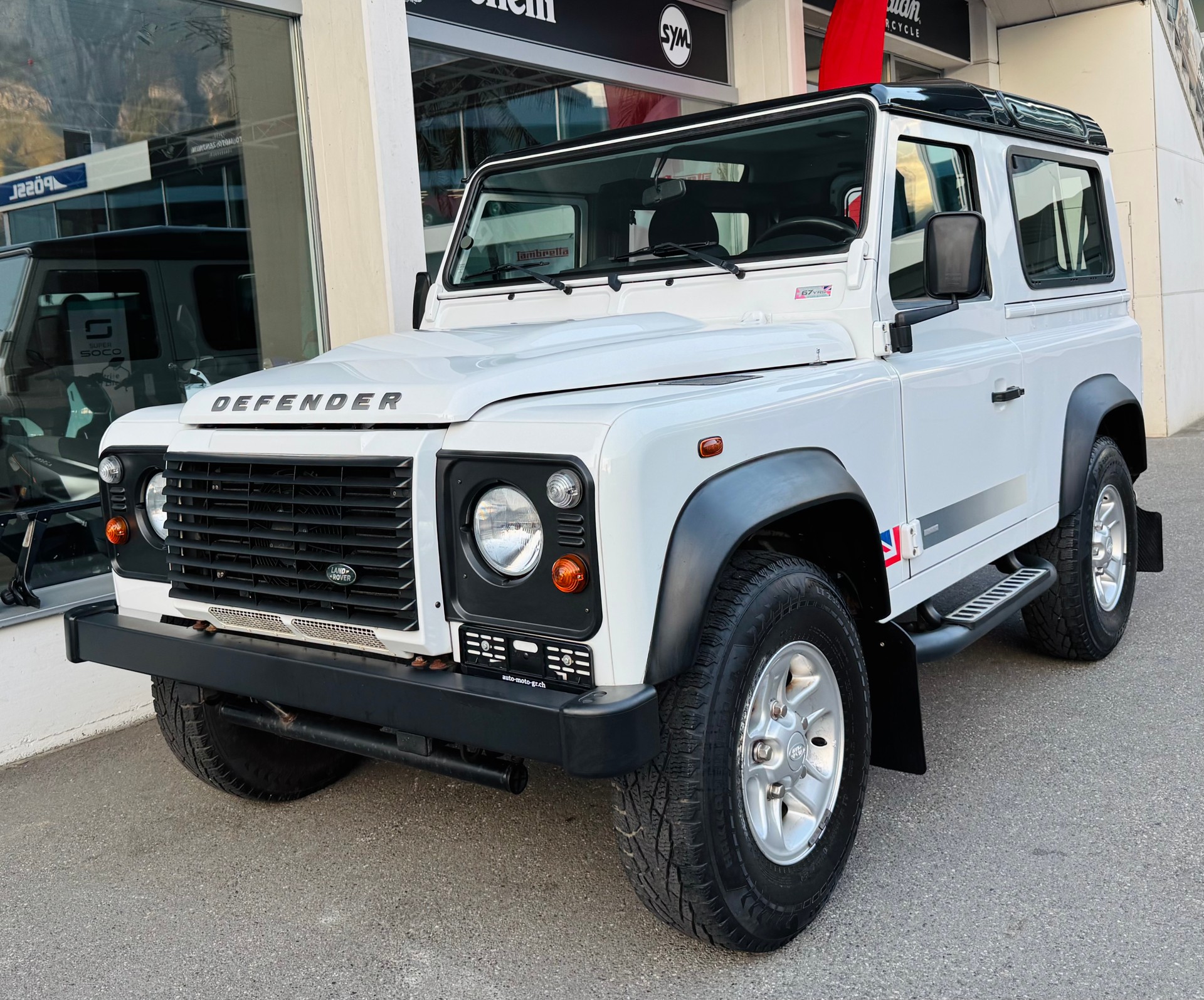 LAND ROVER Defender 90 2.2 TD4 Station Wagon Legend-image-5