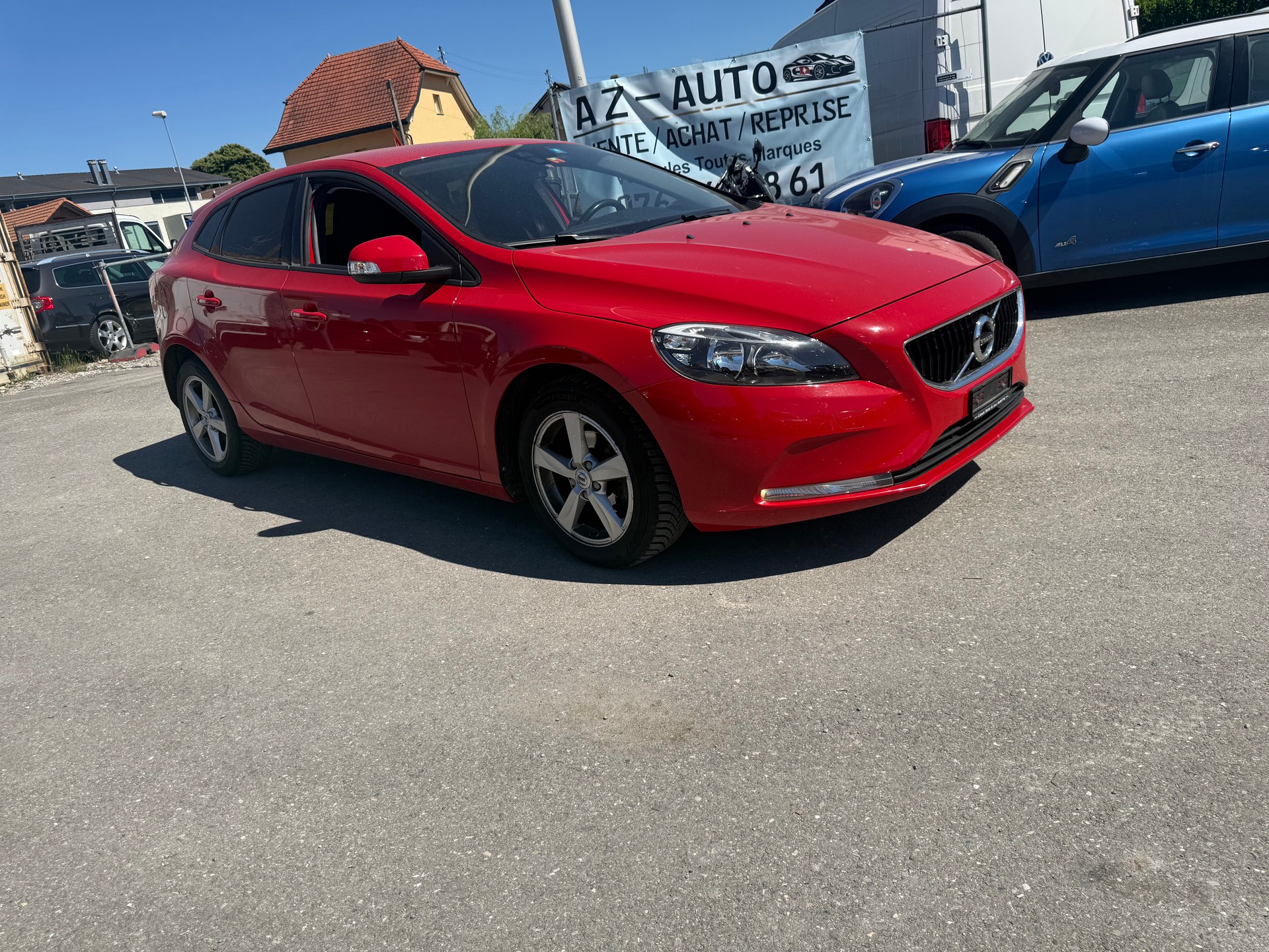 VOLVO V40 D2 Momentum R-Design-image-2