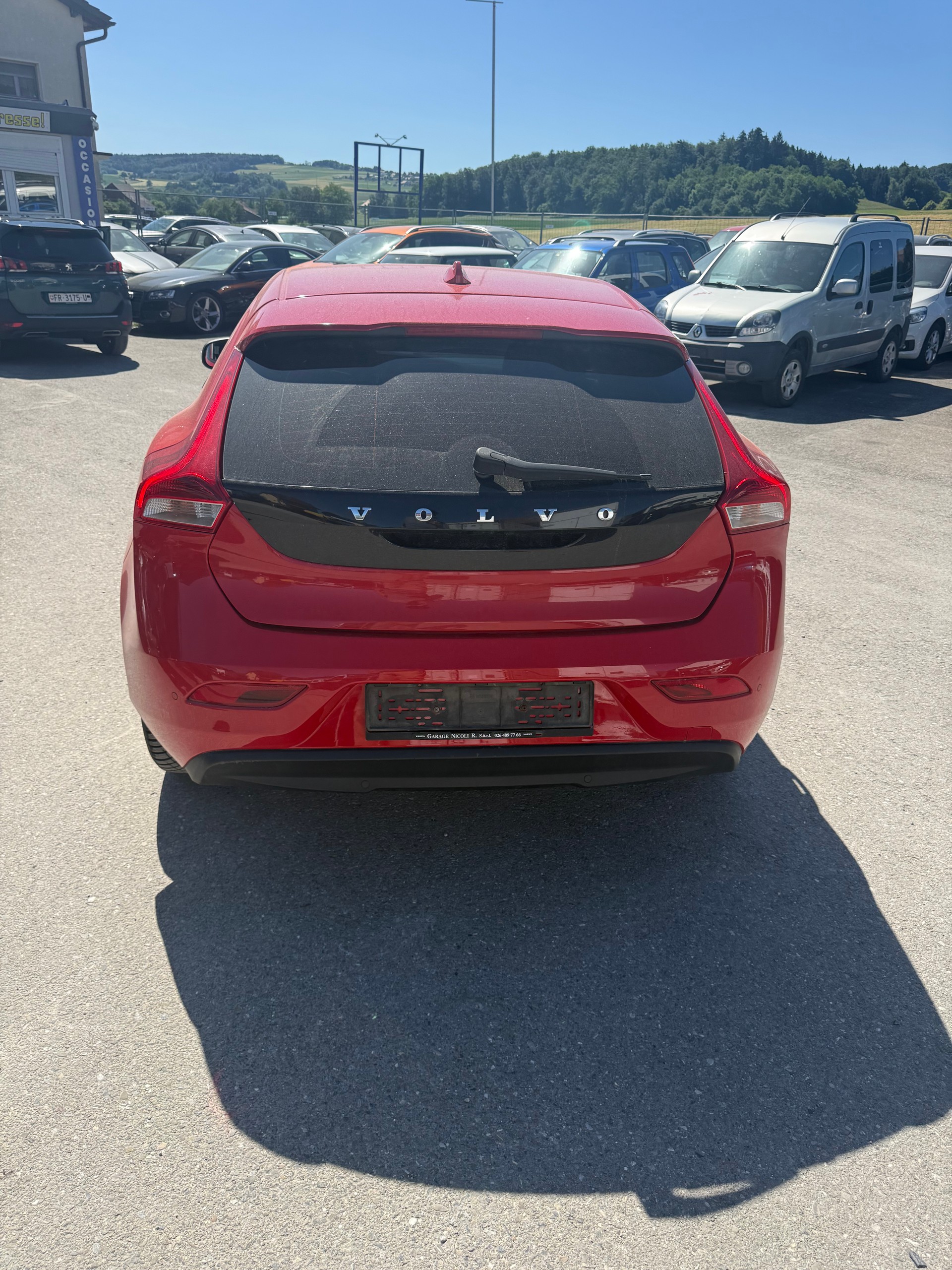 VOLVO V40 D2 Momentum R-Design-image-3