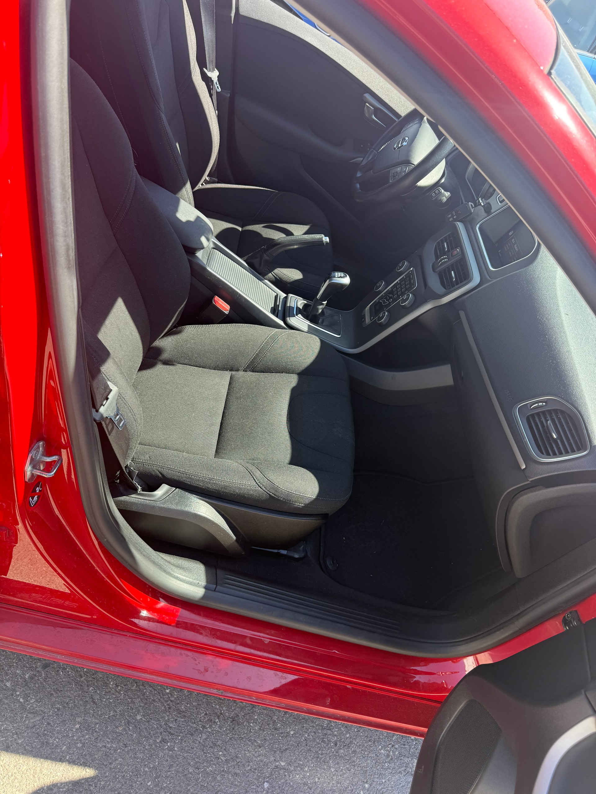 VOLVO V40 D2 Momentum R-Design-image-6