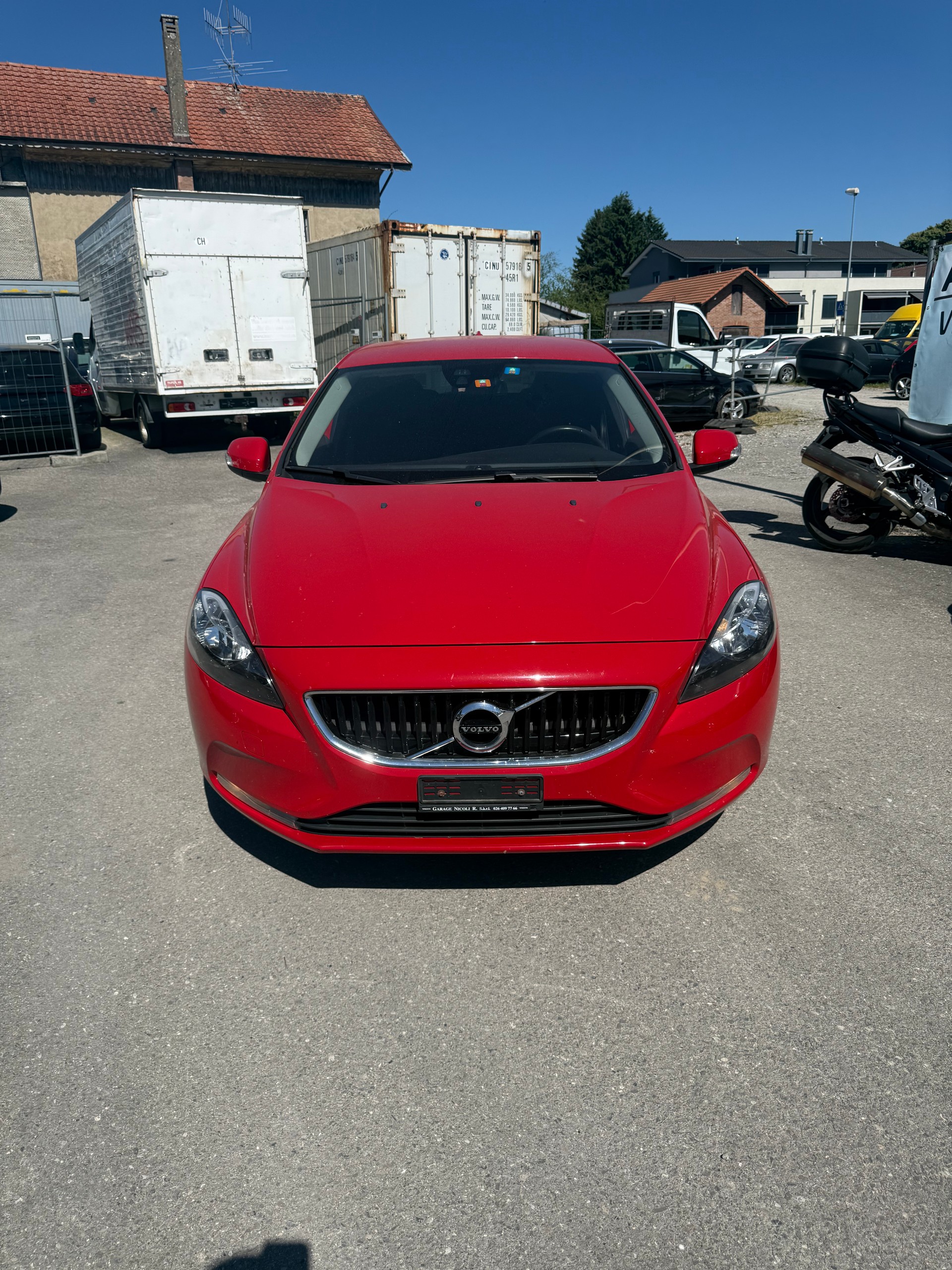 VOLVO V40 D2 Momentum R-Design-image-1