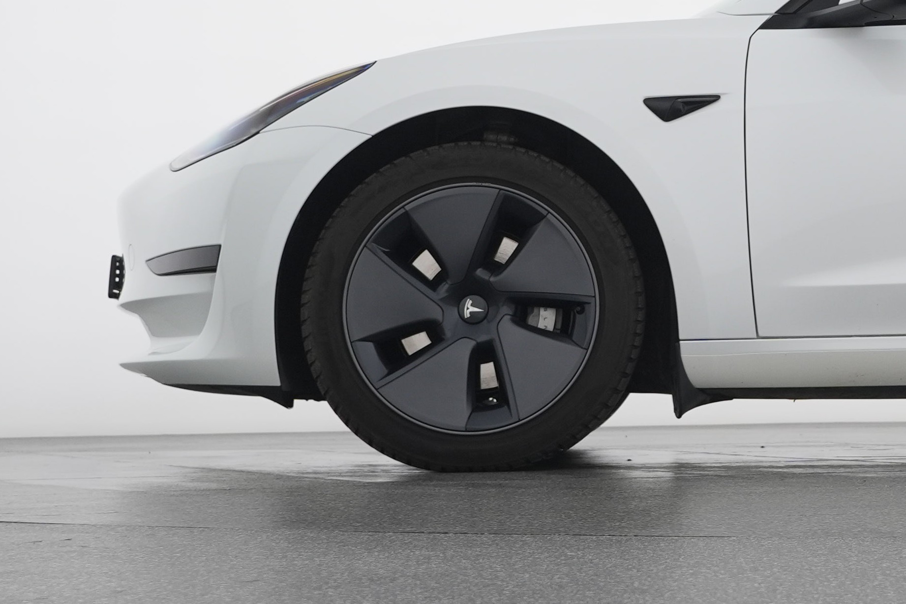 TESLA Model 3 RWD-showroom-element-2