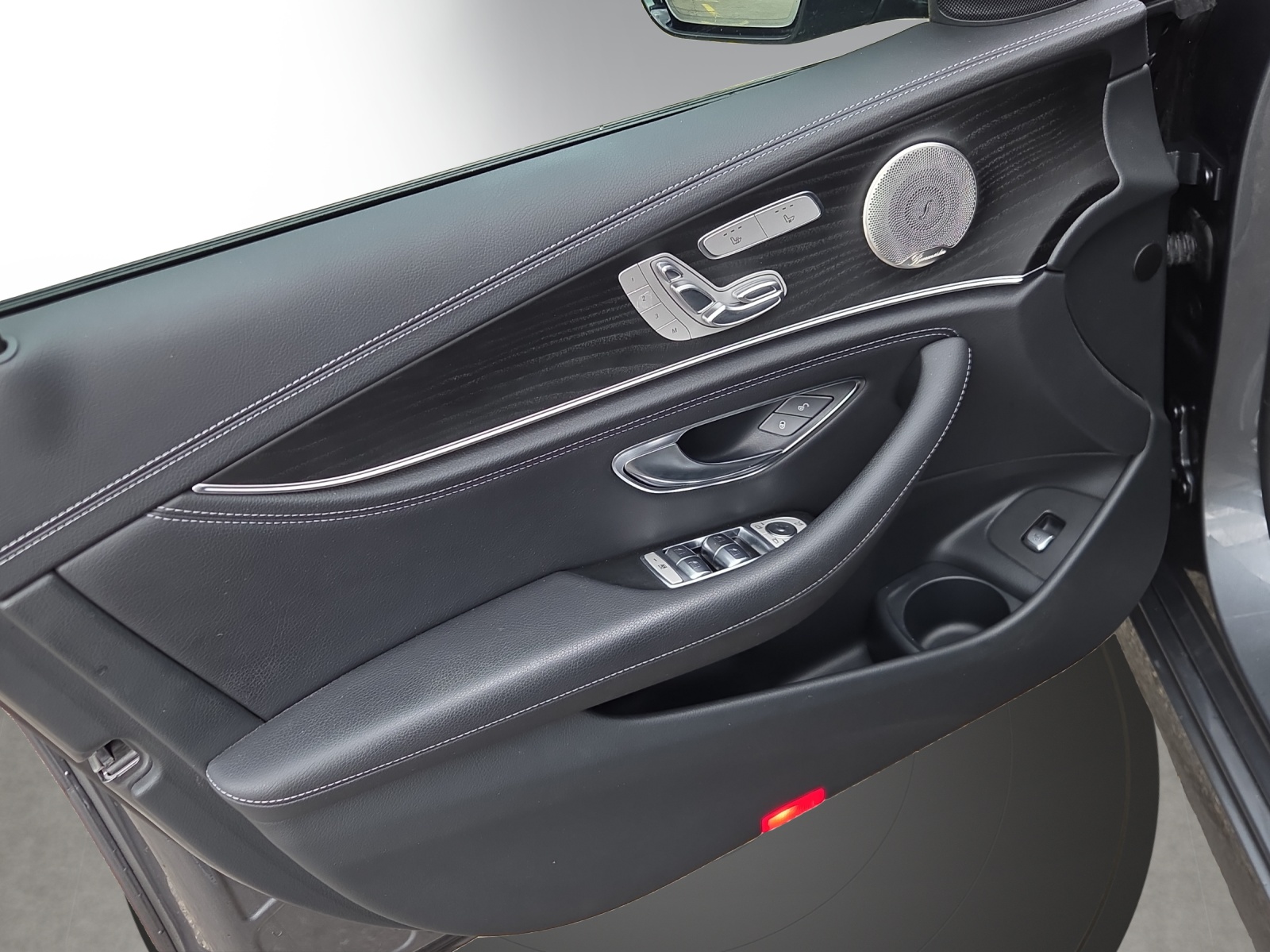MERCEDES-BENZ E 220 d T AMG Line 9G-Tronic-image-14