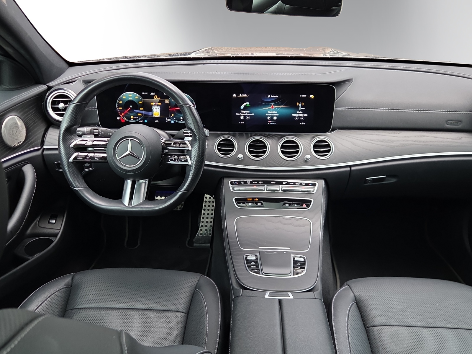 MERCEDES-BENZ E 220 d T AMG Line 9G-Tronic-image-10