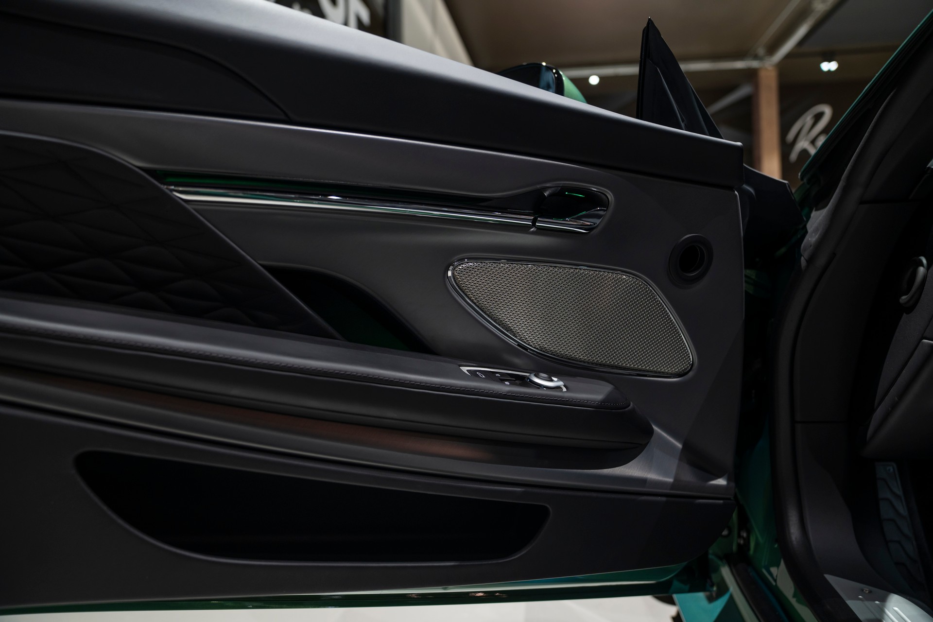 ASTON MARTIN DB12 Volante 4.0 V8 Bi-Turbo-image-10