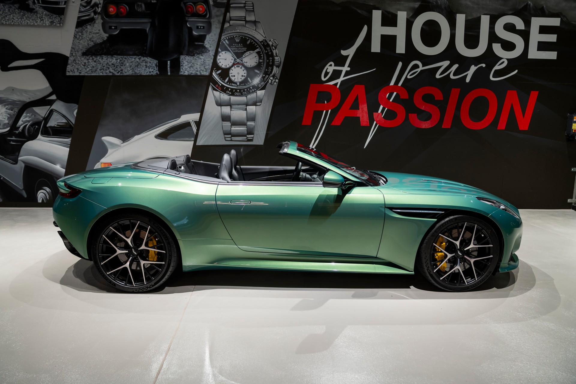 ASTON MARTIN DB12 Volante 4.0 V8 Bi-Turbo-showroom-element-2